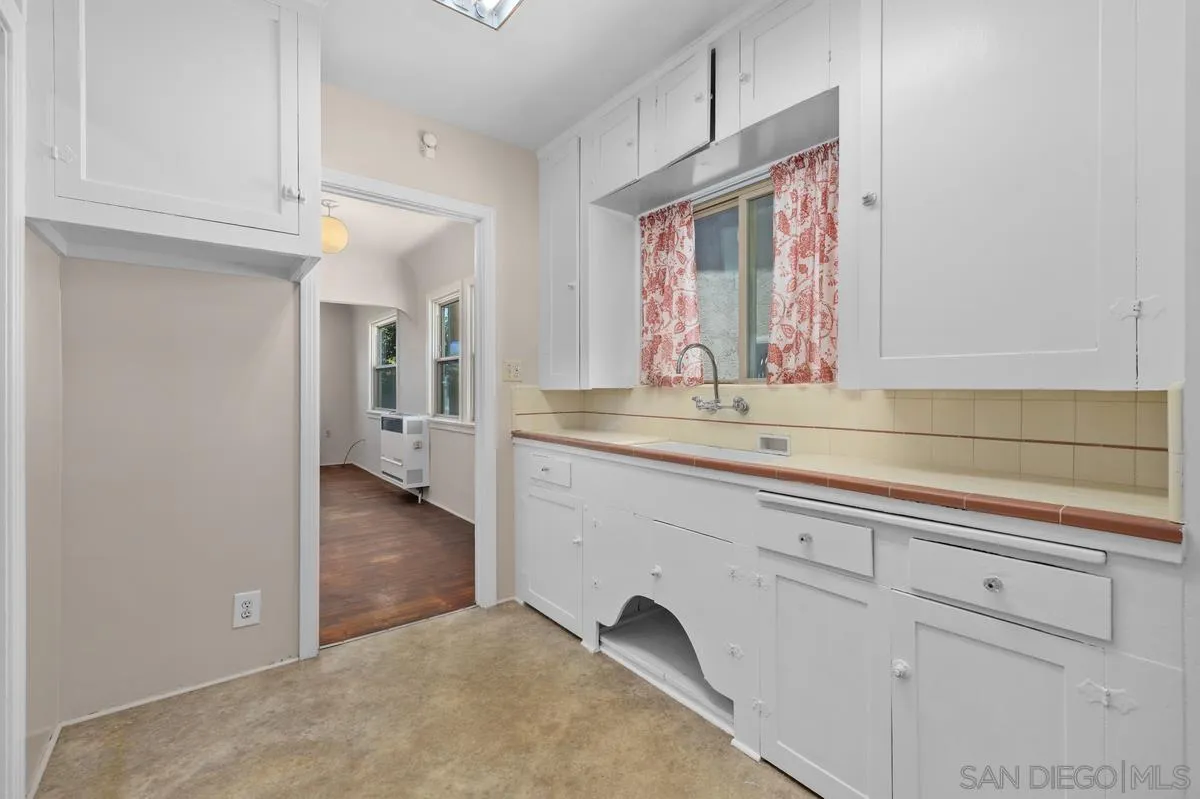 https://cdn.realtyfeed.com/cdn/127/260013122/cfc28bc2295d7a79fcaff93b26ff774d.webp