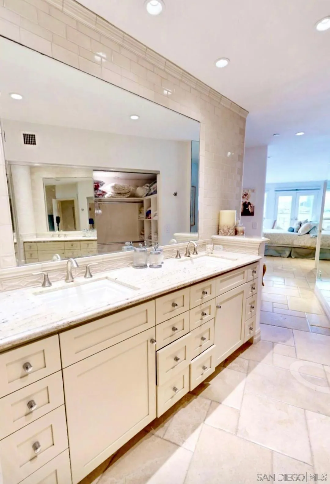 https://cdn.realtyfeed.com/cdn/127/260013127/13ee2d6aae7fdf1aee896f13d78b829e.webp