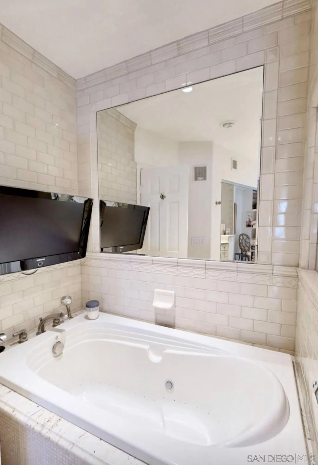https://cdn.realtyfeed.com/cdn/127/260013127/834027ca82be43422cd8b7f96a6cd37f.webp