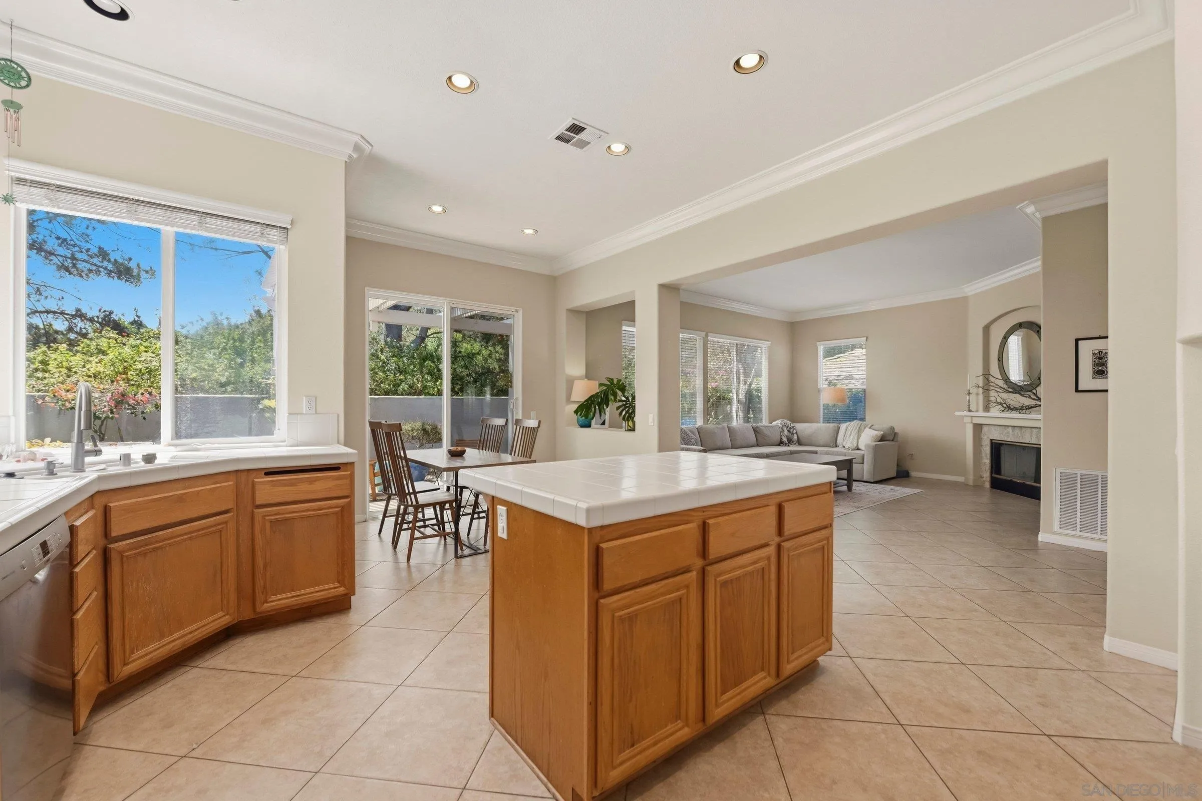 https://cdn.realtyfeed.com/cdn/127/260013129/e34a58f1bd4e6649f3e46b1abddaac77.webp