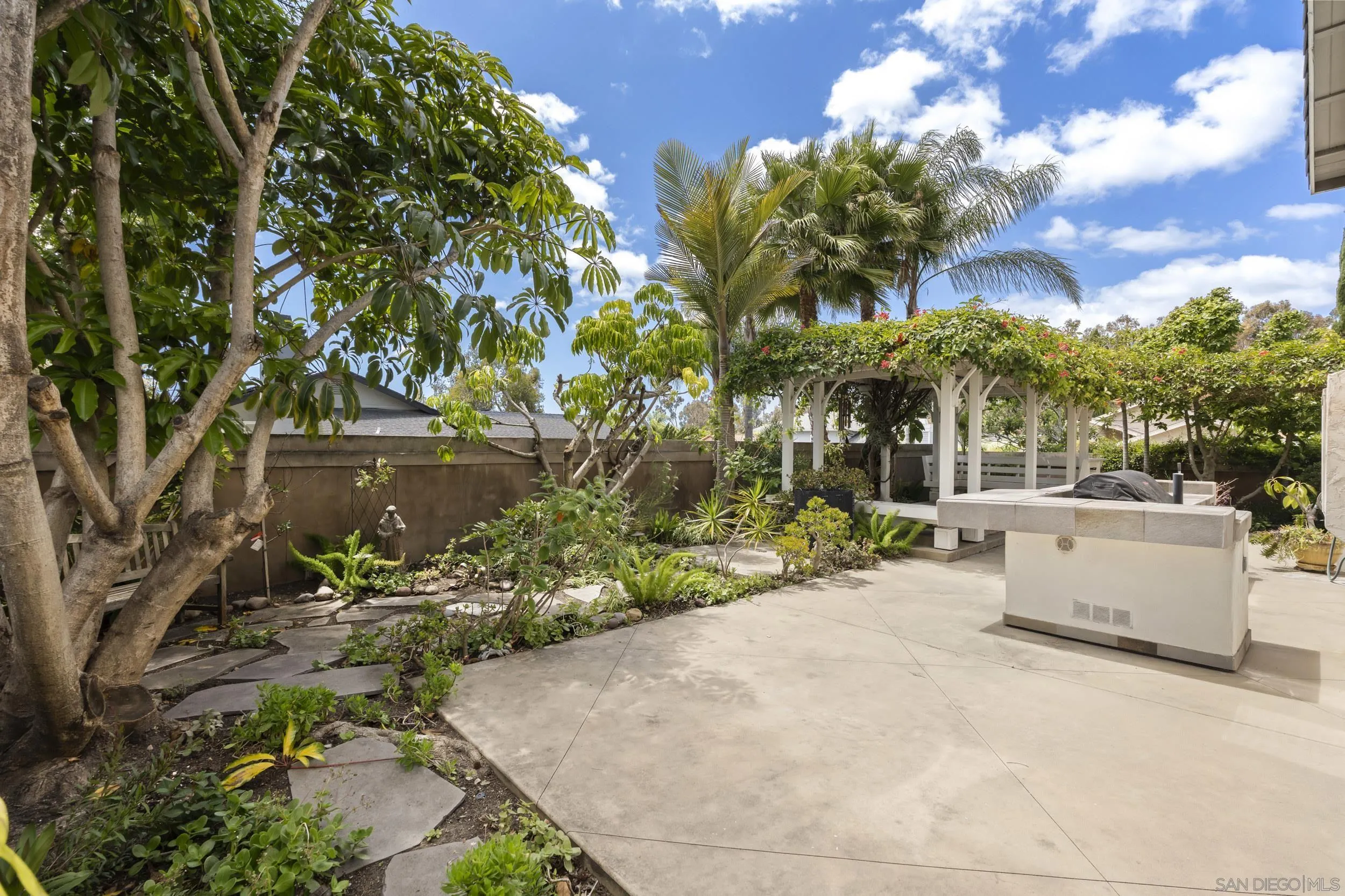 https://cdn.realtyfeed.com/cdn/127/260013130/7d397fa402dd0d6adc7ea6d3c40ffa45.webp