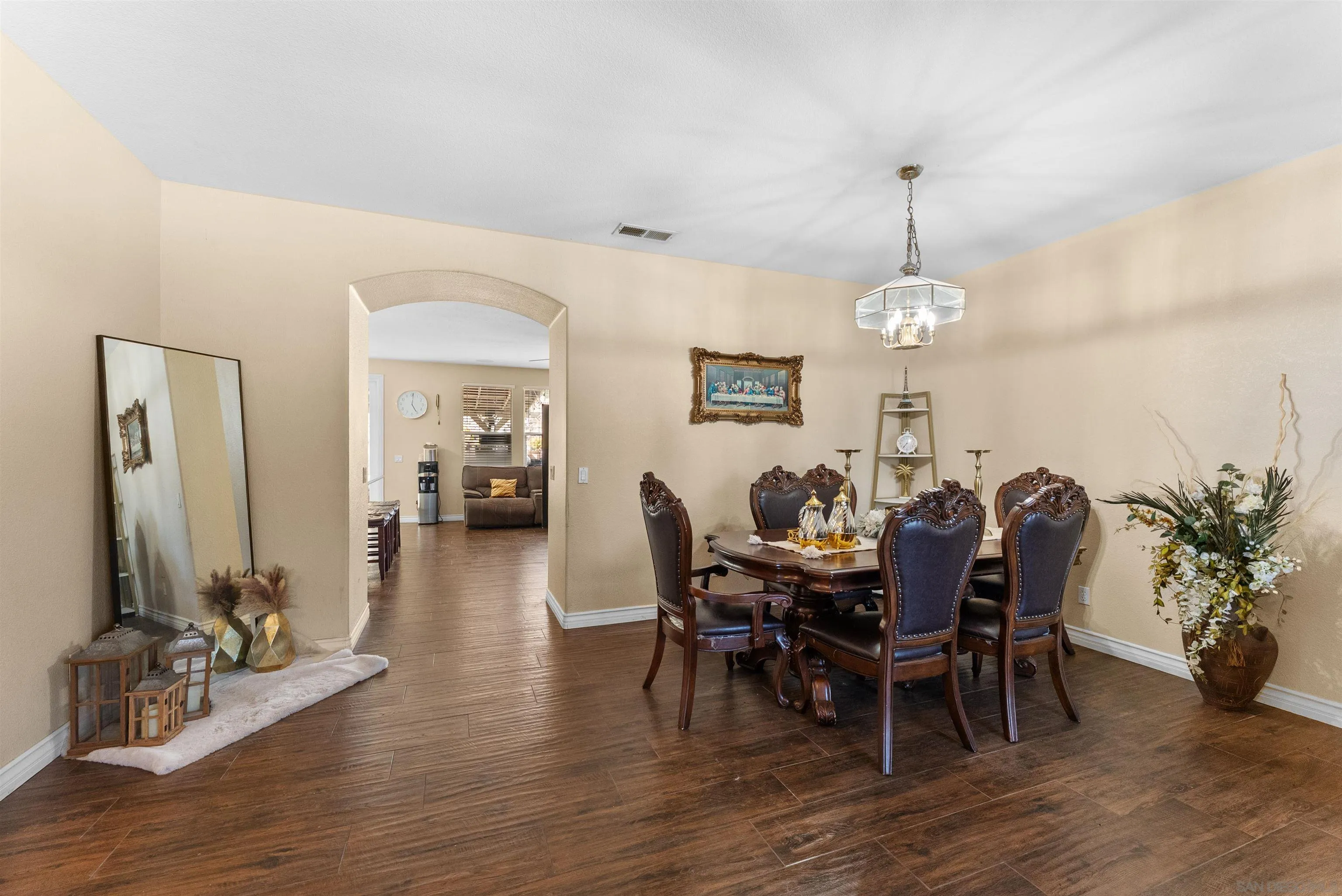 https://cdn.realtyfeed.com/cdn/127/260013136/0bec96dda2962bc49385988963065ba8.webp