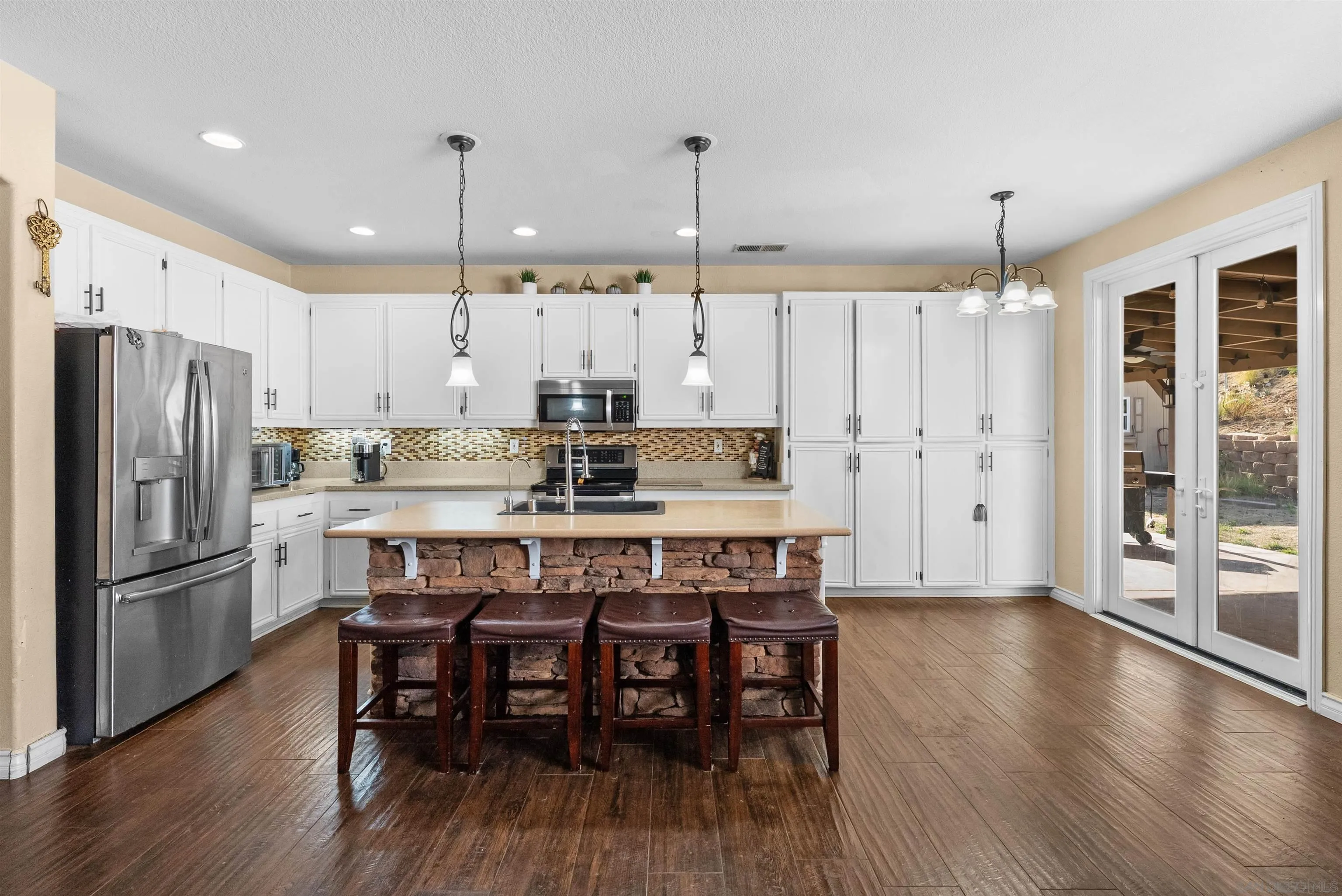 https://cdn.realtyfeed.com/cdn/127/260013136/830a09f6e0938f28d52884f994114a47.webp
