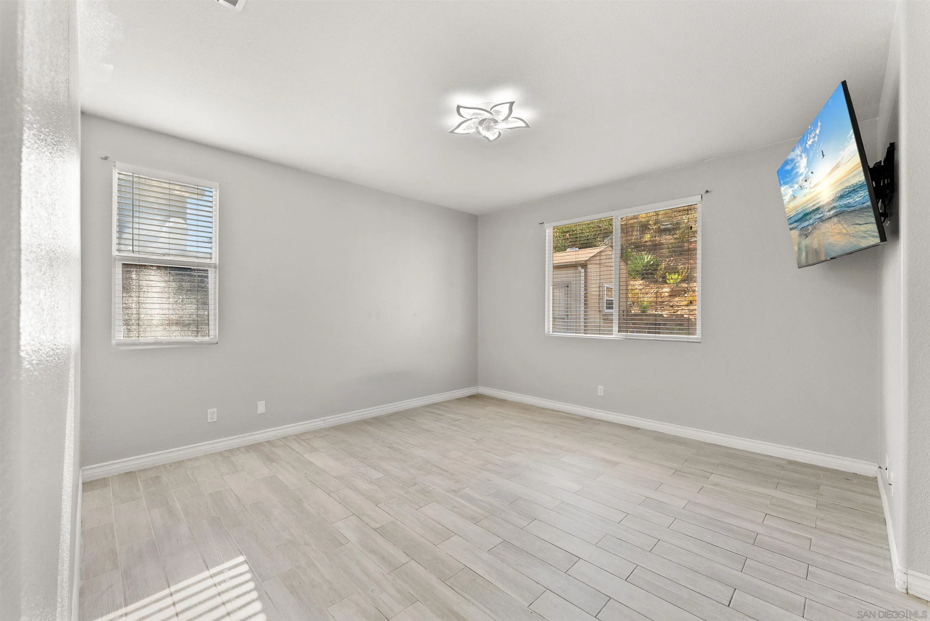 https://cdn.realtyfeed.com/cdn/127/260013136/954ce3ac881dba1dad136147fbec4eb1.webp