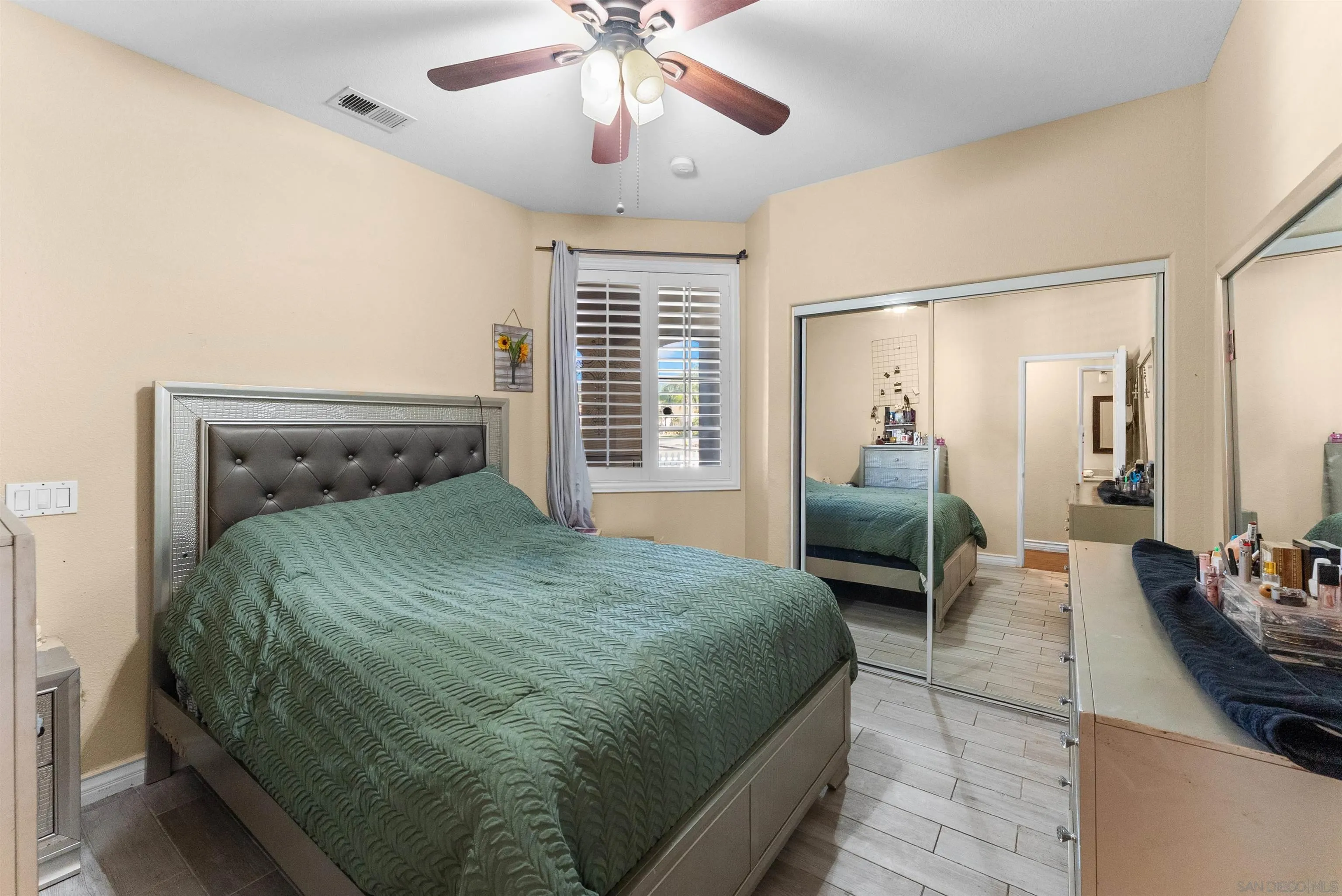 https://cdn.realtyfeed.com/cdn/127/260013136/a947f0be21f41e428fc139af9379be84.webp