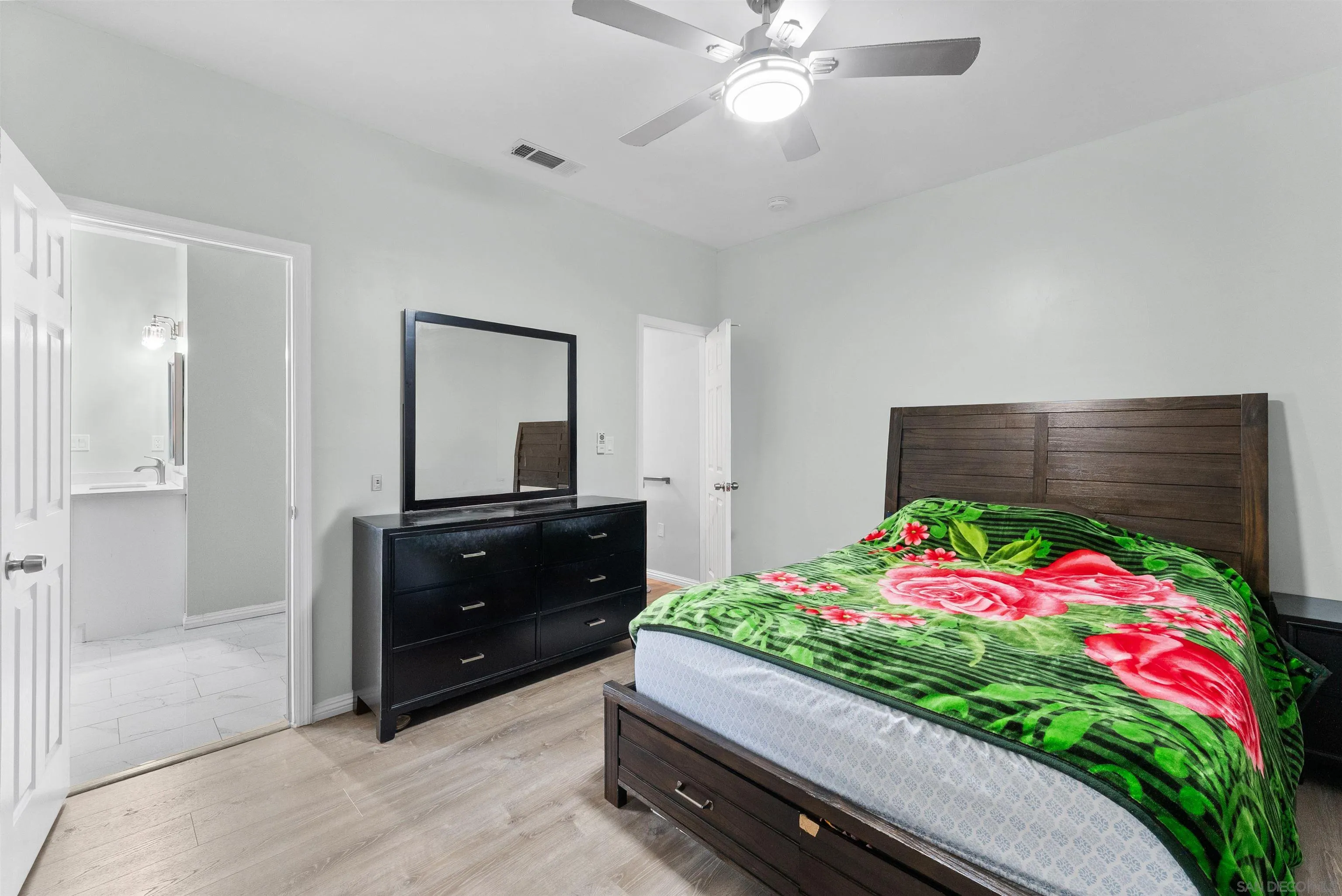 https://cdn.realtyfeed.com/cdn/127/260013136/aaf99bb0d4770fa77797bc774b2c4347.webp