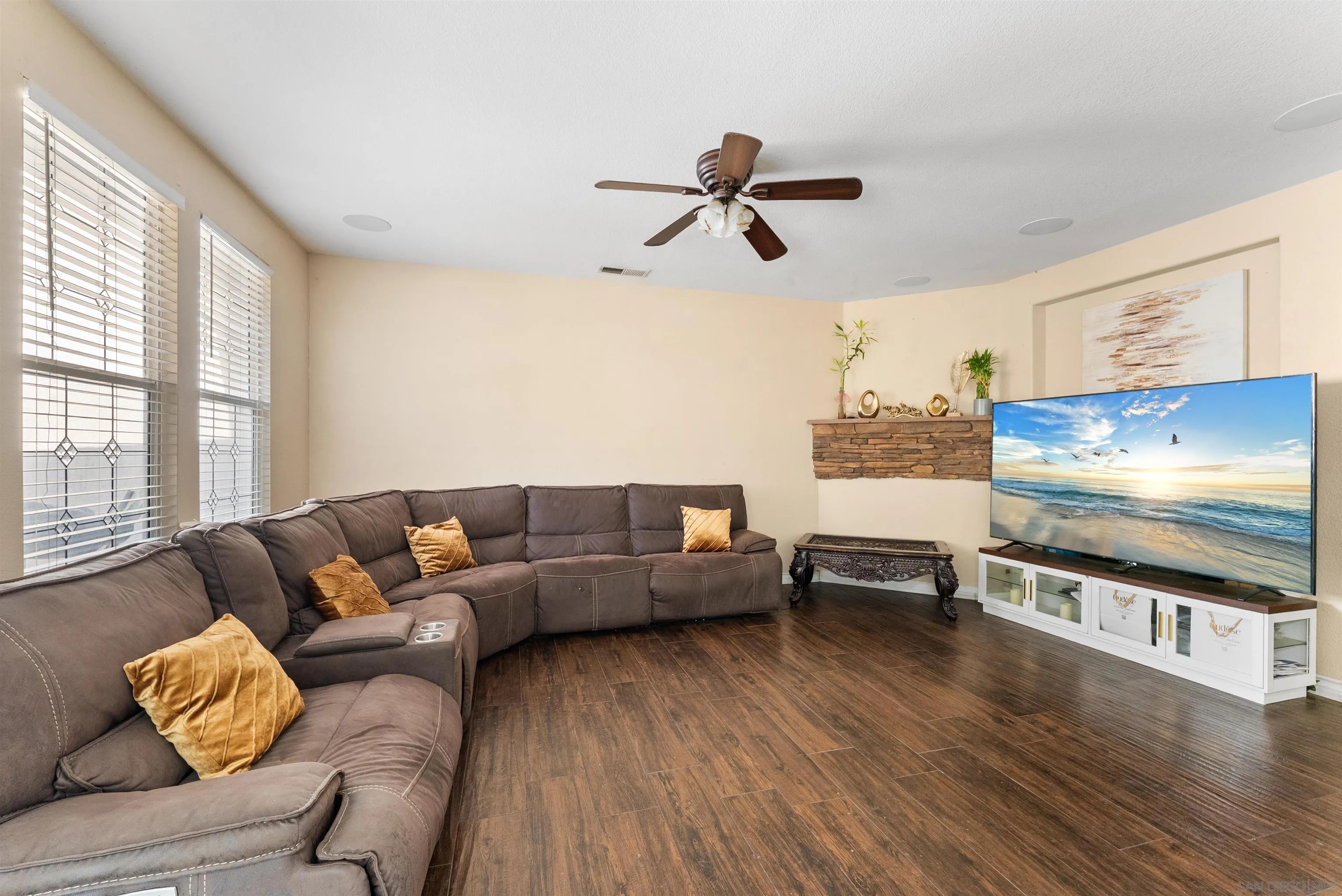 https://cdn.realtyfeed.com/cdn/127/260013136/c55cf14ff6d7afde8405f986caf99285.webp