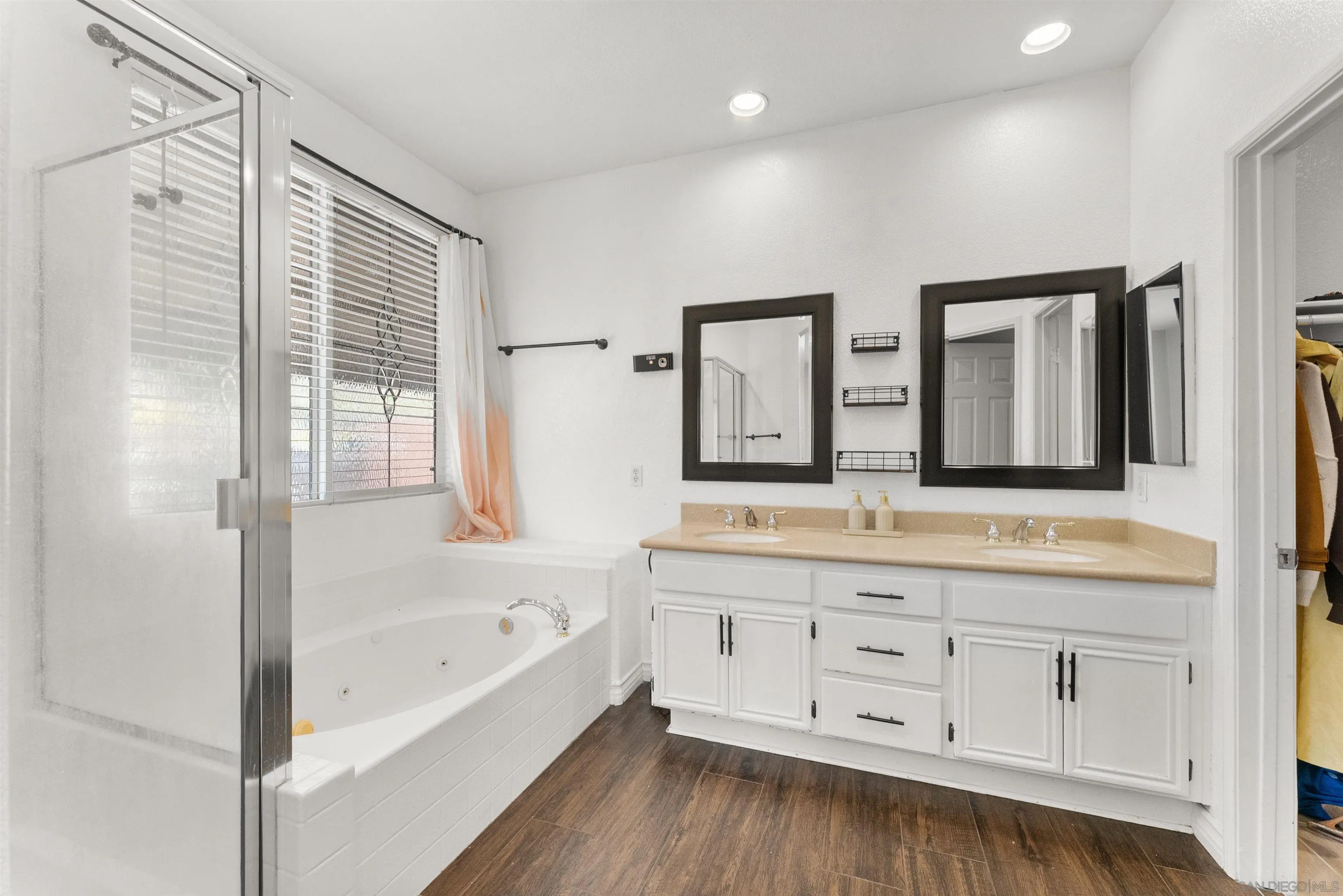 https://cdn.realtyfeed.com/cdn/127/260013136/c671a0effa96de514f9b0184e13d6ba1.webp
