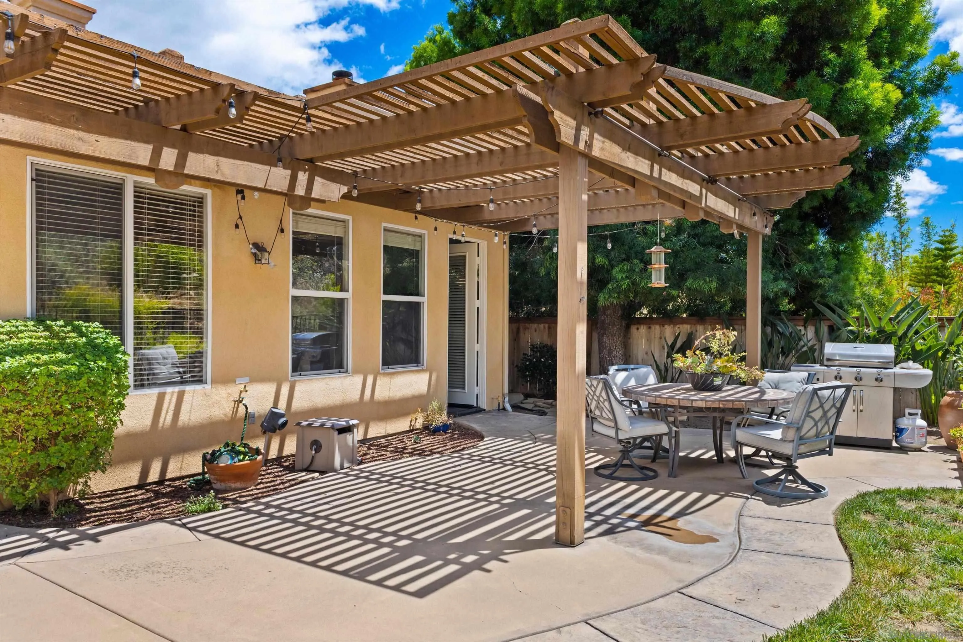 https://cdn.realtyfeed.com/cdn/127/260013174/b4155f438bcb36b98135a25c3b838f28.webp