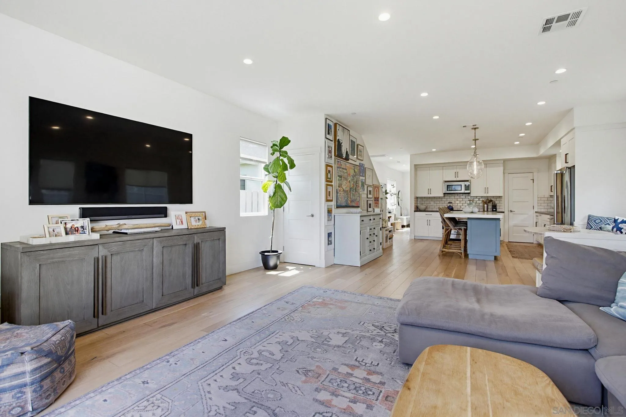 https://cdn.realtyfeed.com/cdn/127/260013178/4b9807b18d719cd7d6010c85f77a52b7.webp