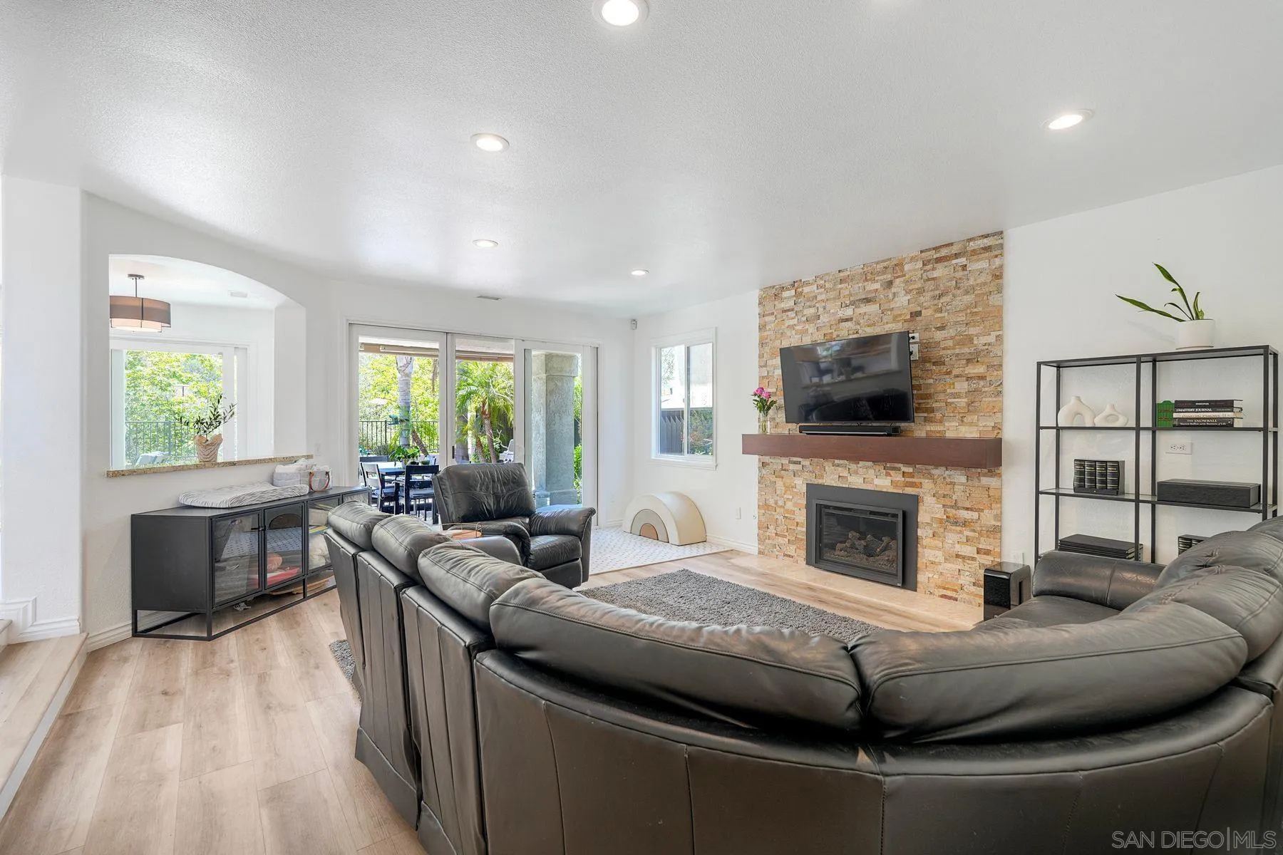 https://cdn.realtyfeed.com/cdn/127/260013189/15d5c109f9dd0ee859e200f4f4b813f7.webp