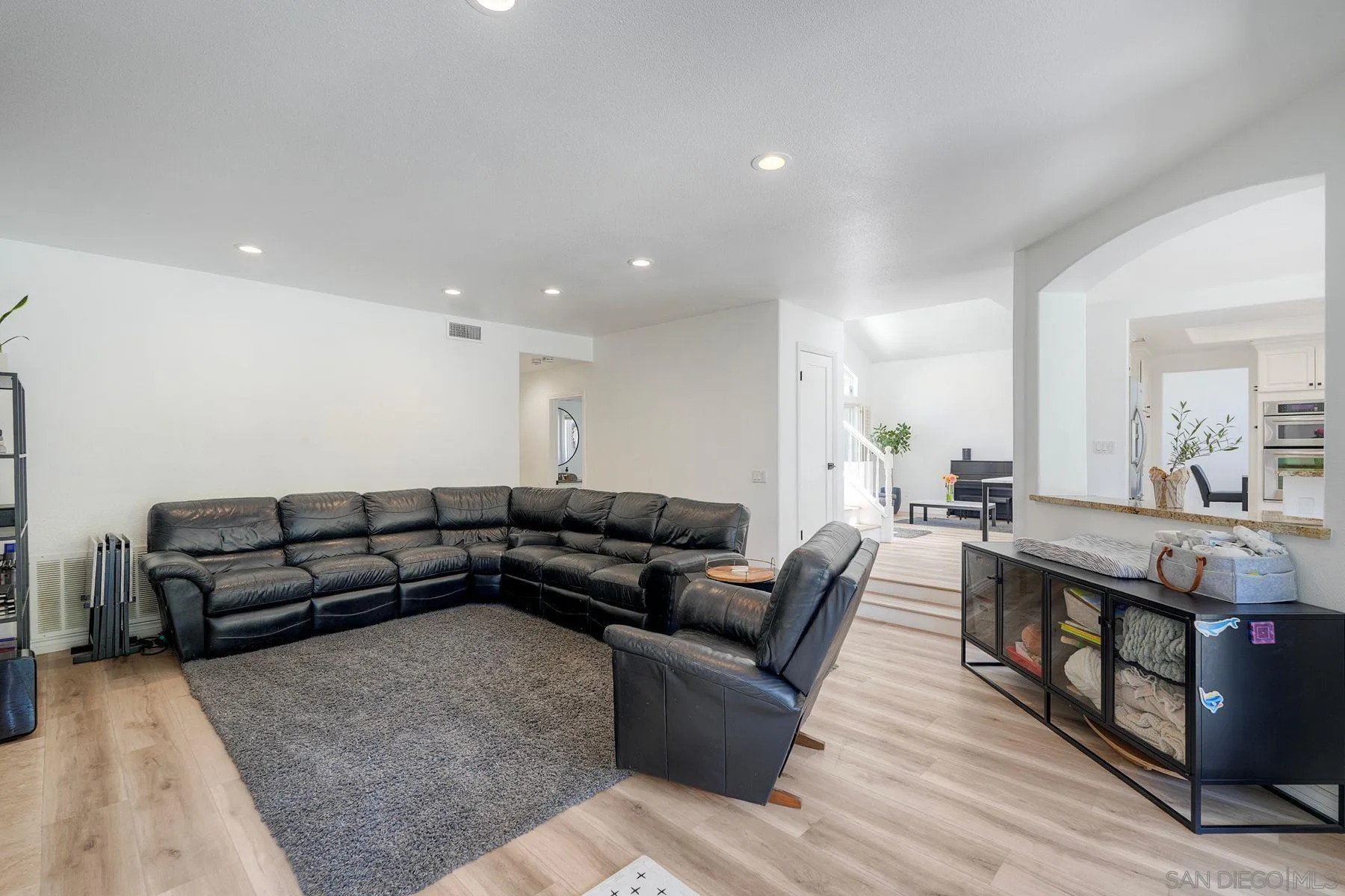 https://cdn.realtyfeed.com/cdn/127/260013189/2e614009af635f1df80057c4f4126258.webp