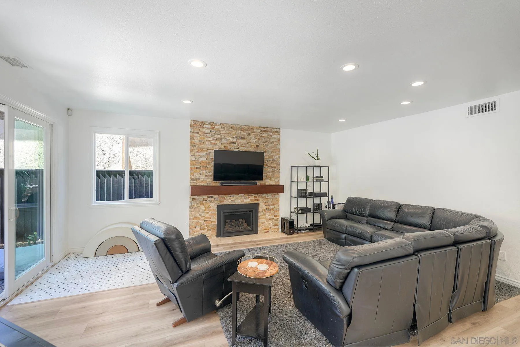 https://cdn.realtyfeed.com/cdn/127/260013189/7d2aea22cab8f27fef9470181c624bc5.webp