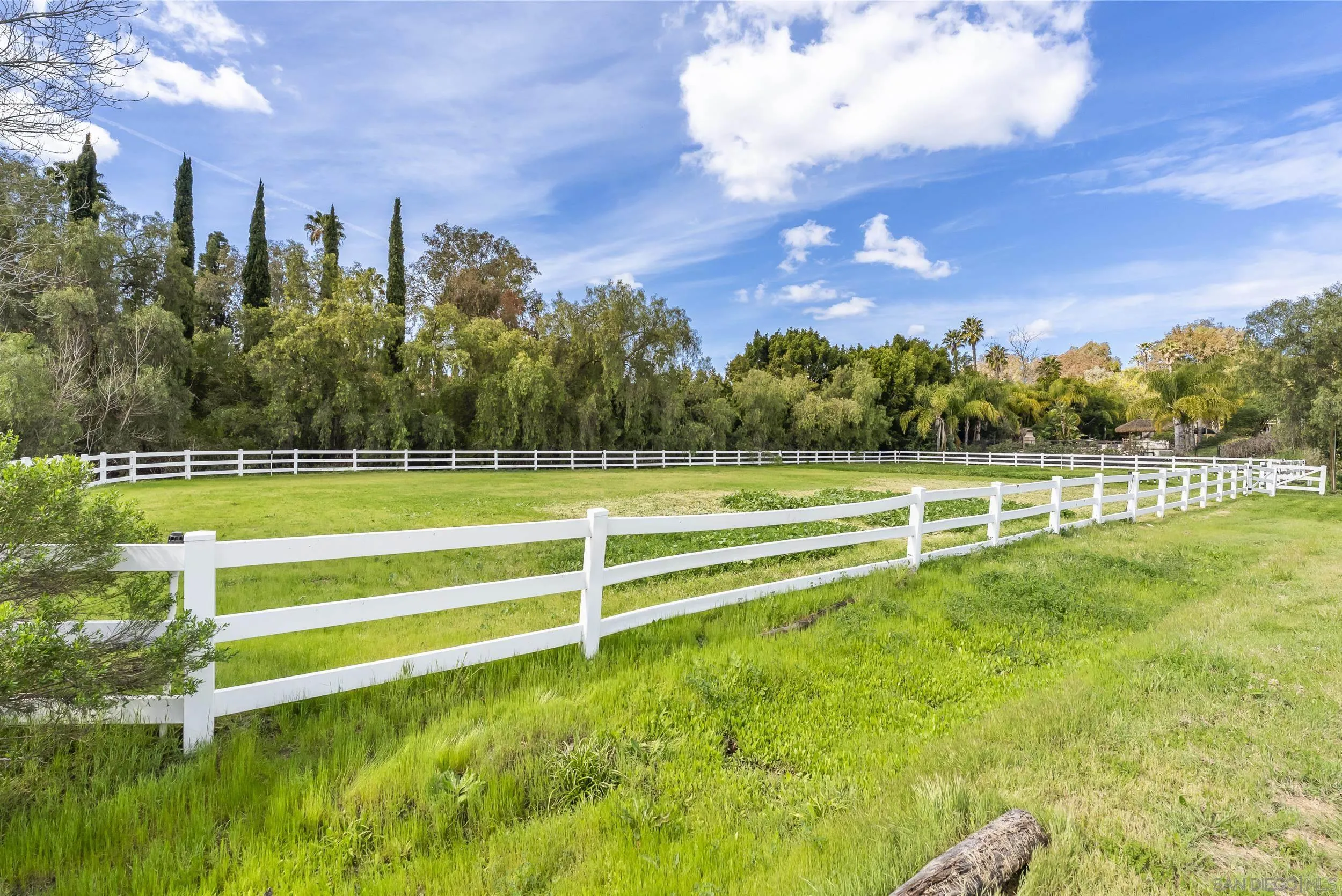 https://cdn.realtyfeed.com/cdn/127/260013221/107203d591f70b546e5f7990f9dd9e42.webp