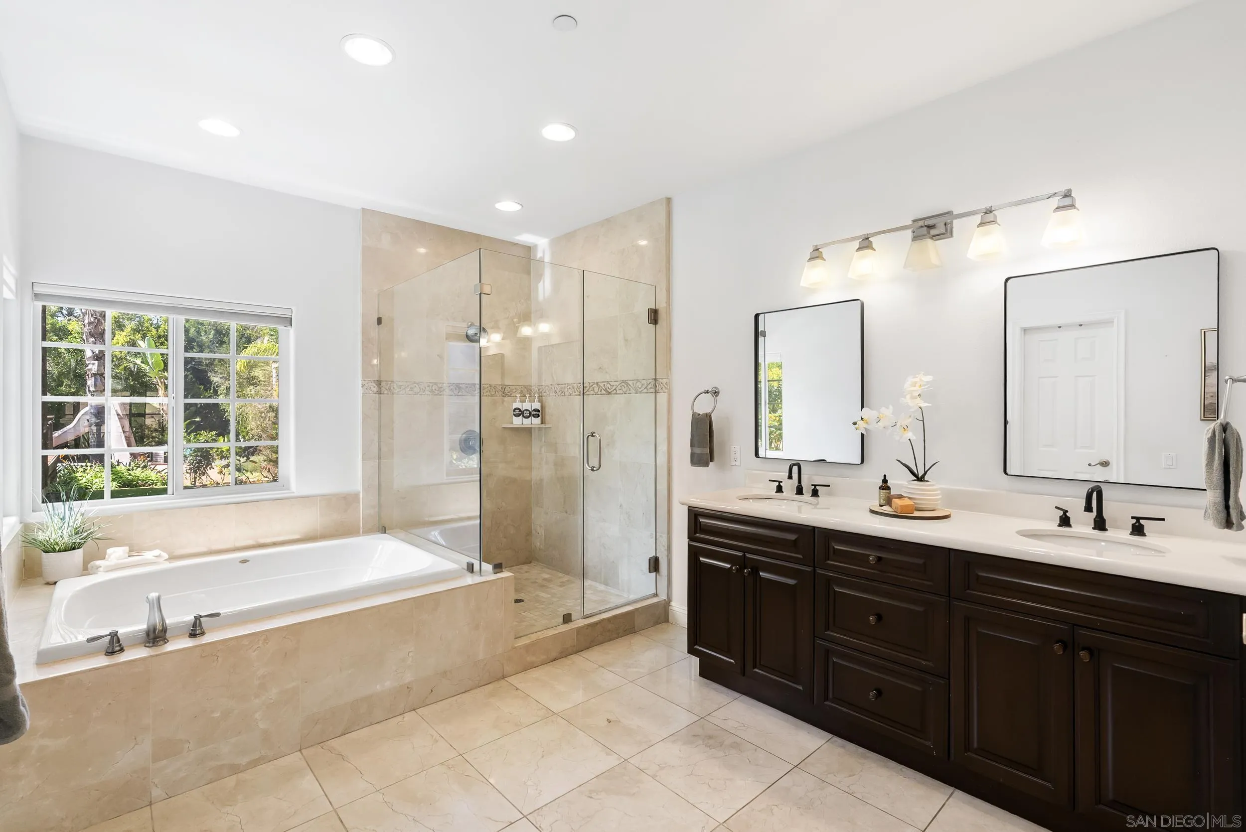 https://cdn.realtyfeed.com/cdn/127/260013221/90f1a119ad523670cb3d387e1dfac7f2.webp