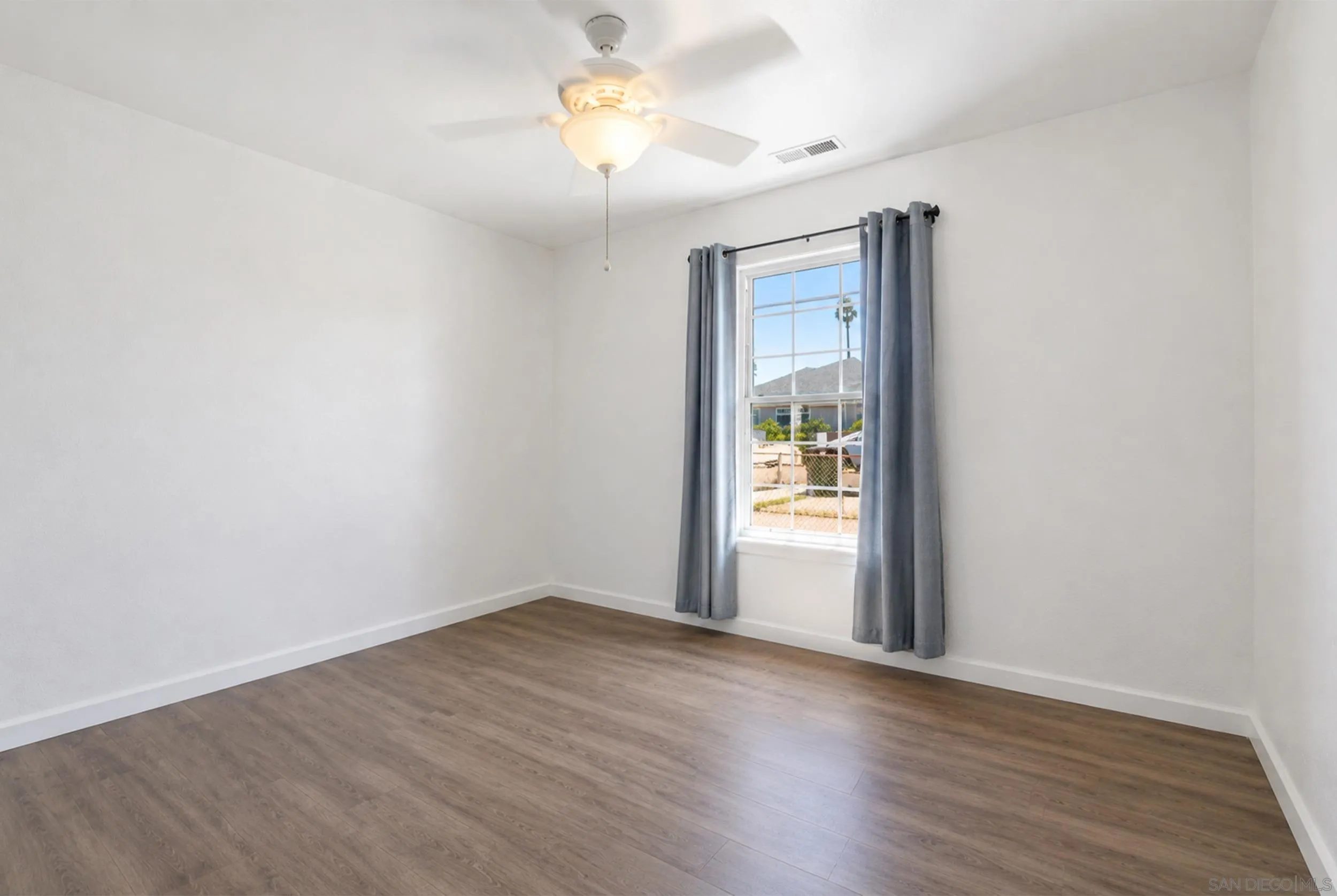 Front unit 2nd bedroom without furniture