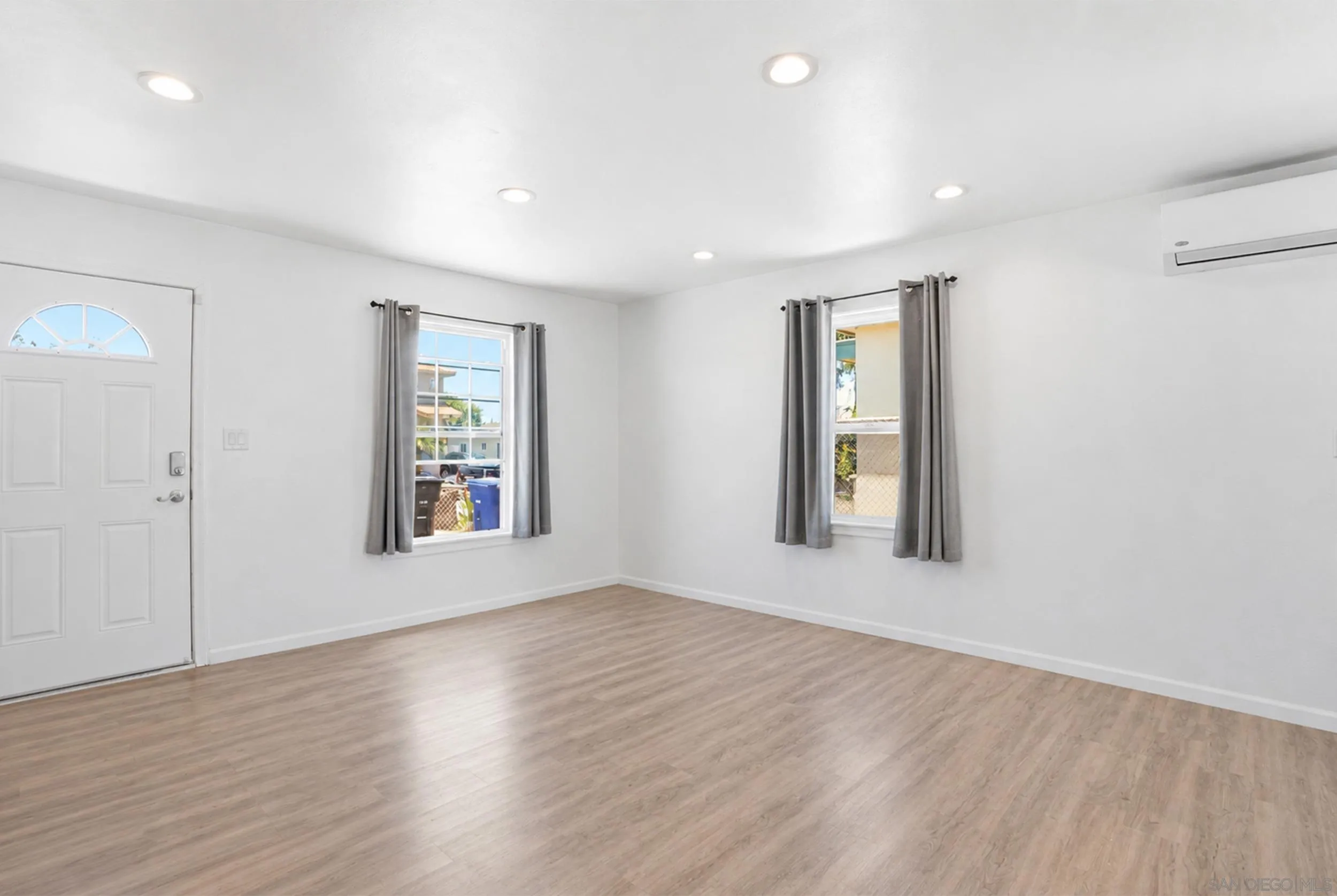 Front unit/Living Room