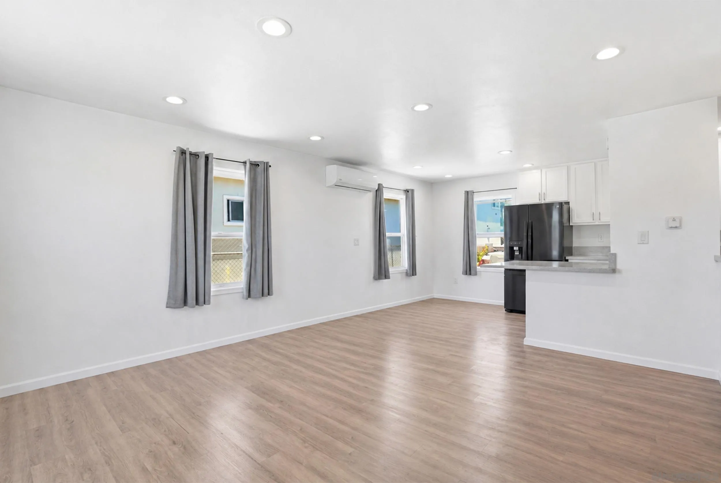 Front unit living/dining/kitchen
