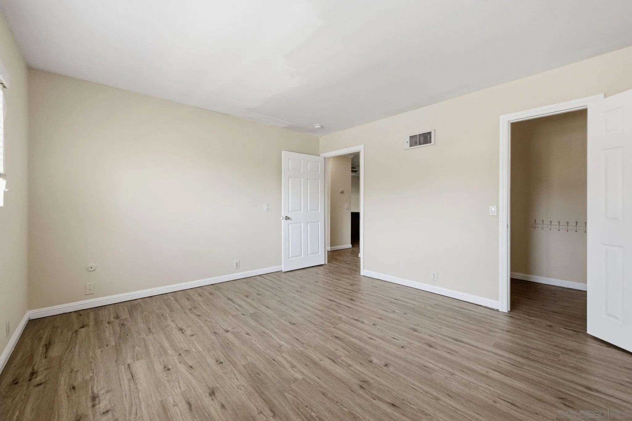 https://cdn.realtyfeed.com/cdn/127/260013242/257525644dcc04581129e71120680ed5.webp