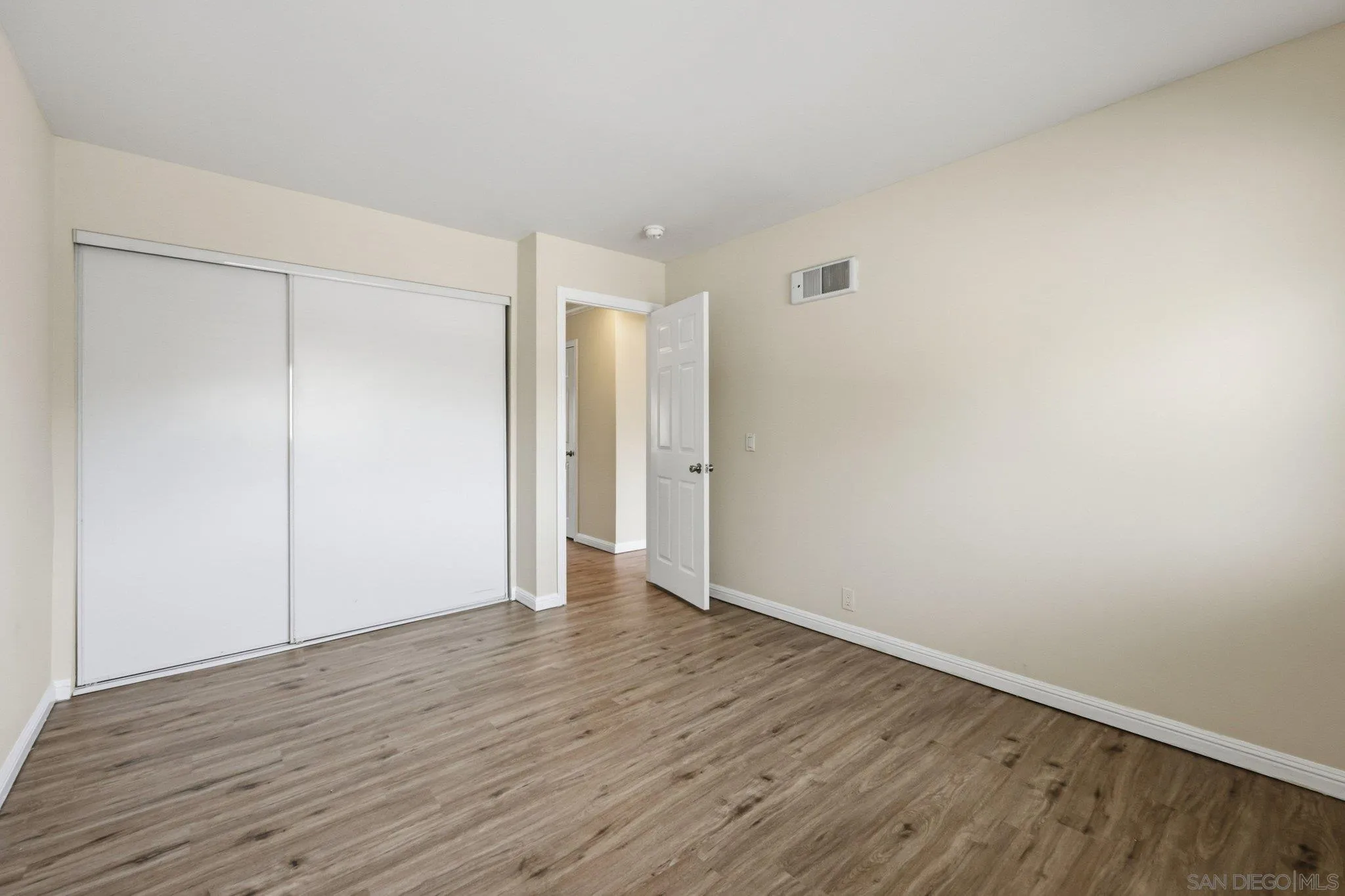 https://cdn.realtyfeed.com/cdn/127/260013242/390f0f317c29f7b9ddb7fe9fd5656cc8.webp