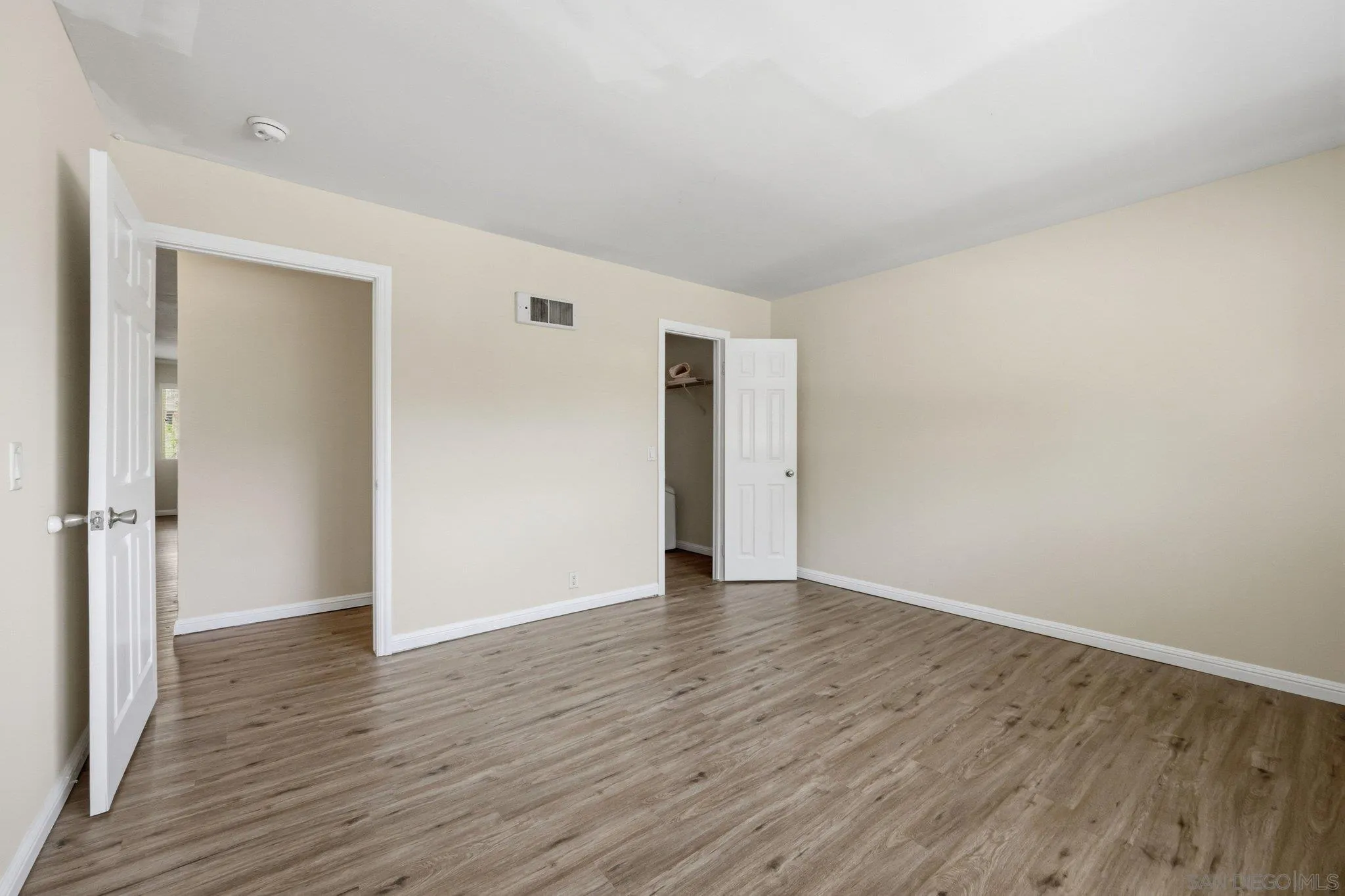https://cdn.realtyfeed.com/cdn/127/260013242/47716eb34bbb11b47f4a99a4ee7ddc8b.webp