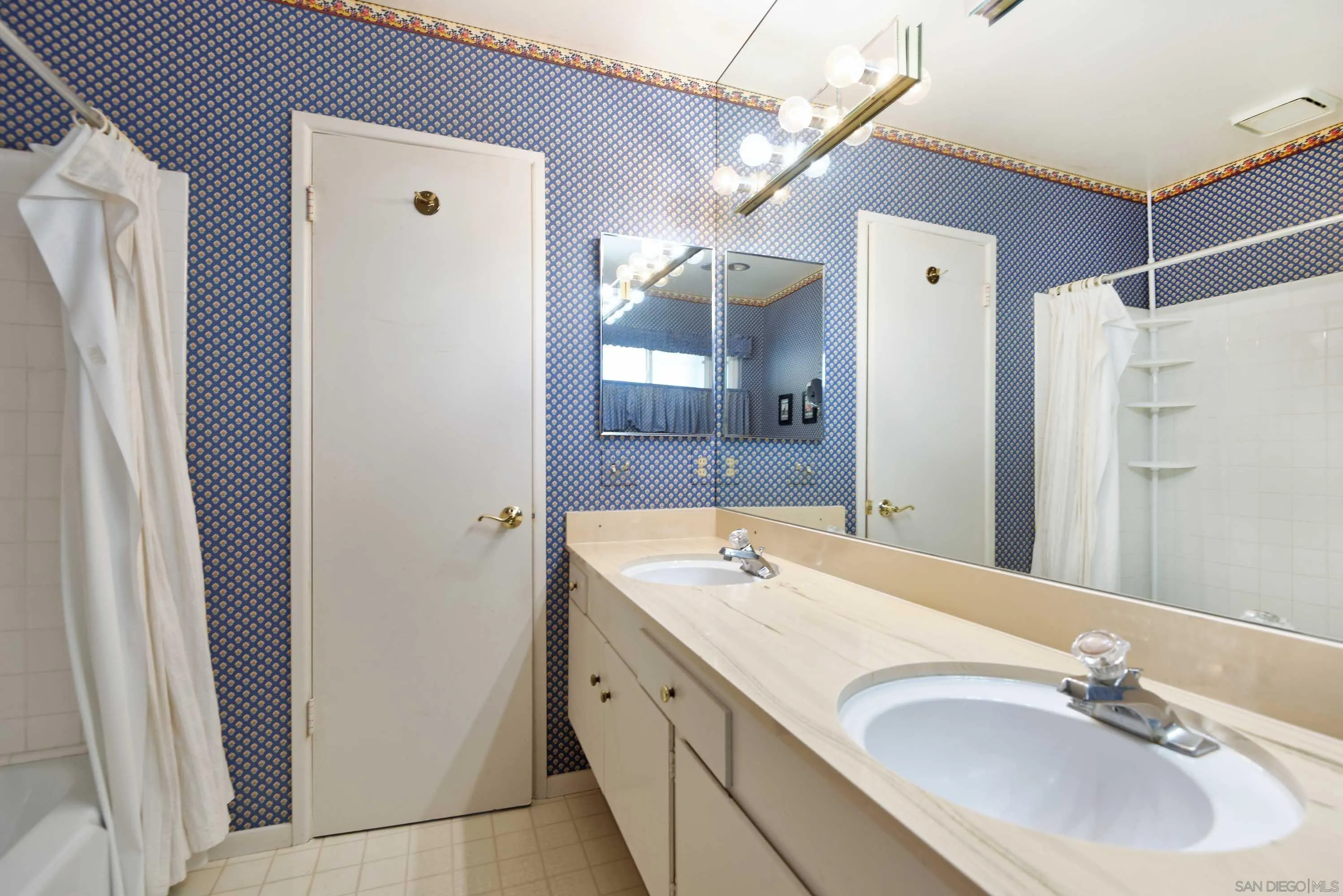 https://cdn.realtyfeed.com/cdn/127/260013246/fe677bf21682b468527850daa6fc526a.webp