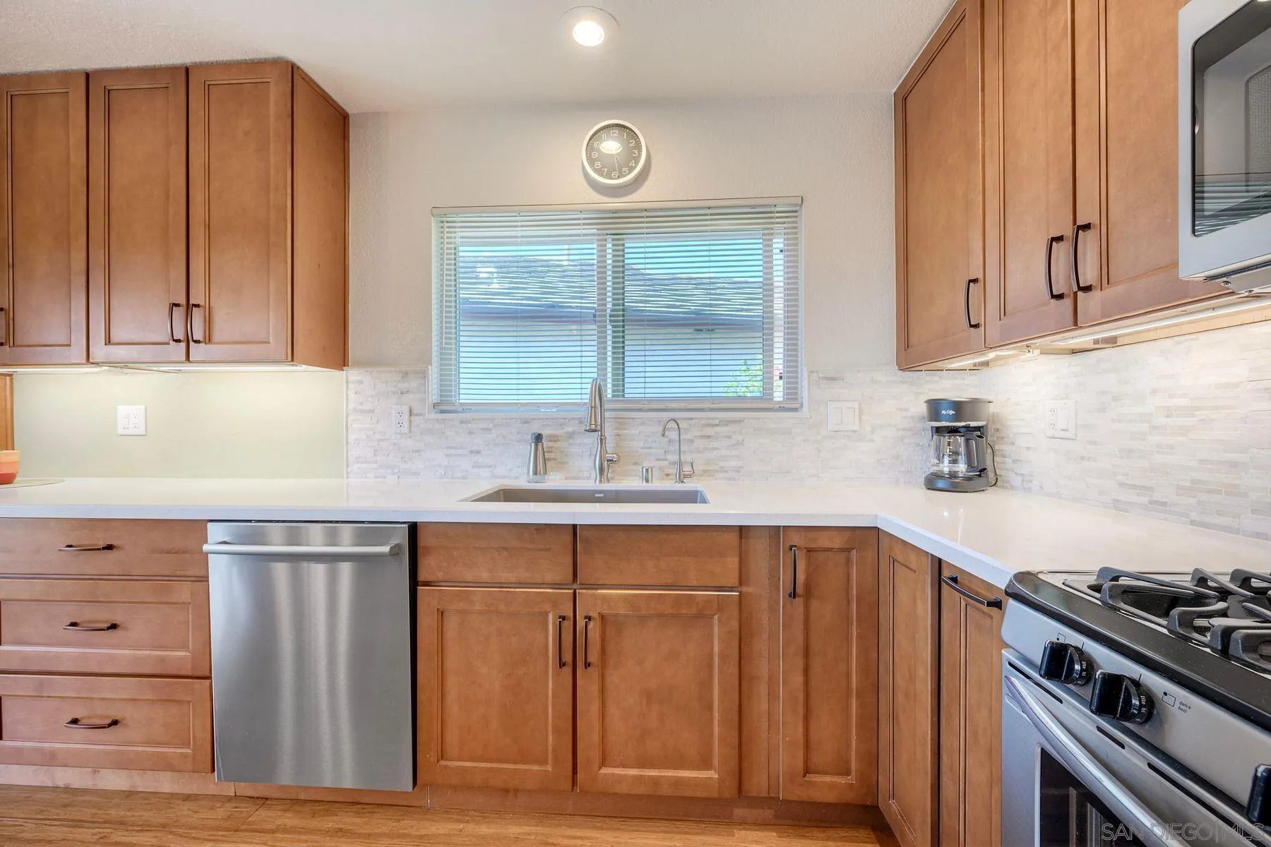 https://cdn.realtyfeed.com/cdn/127/260013264/881d6b7d2dc132329877366d95eeb6ab.webp
