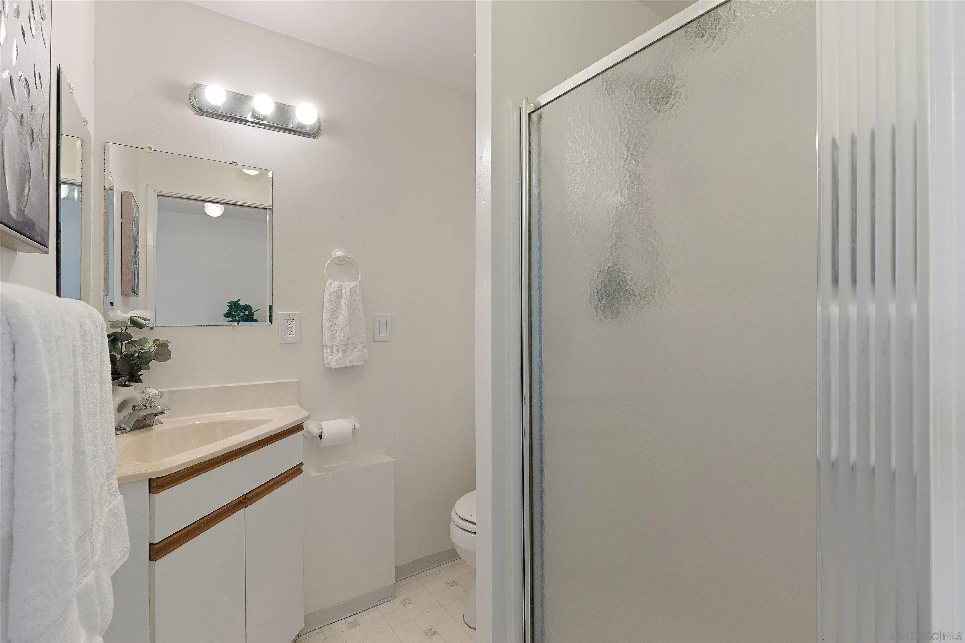 https://cdn.realtyfeed.com/cdn/127/260013275/46bac00beb3dfbb30c58d33d62931128.webp