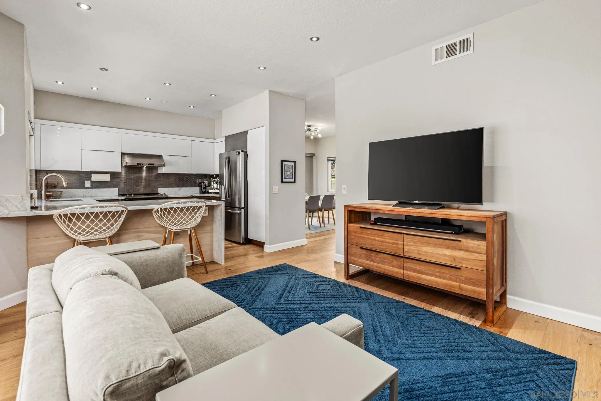 https://cdn.realtyfeed.com/cdn/127/260013354/f17c7b34102ed4a5a643a773f88cb5bd.webp