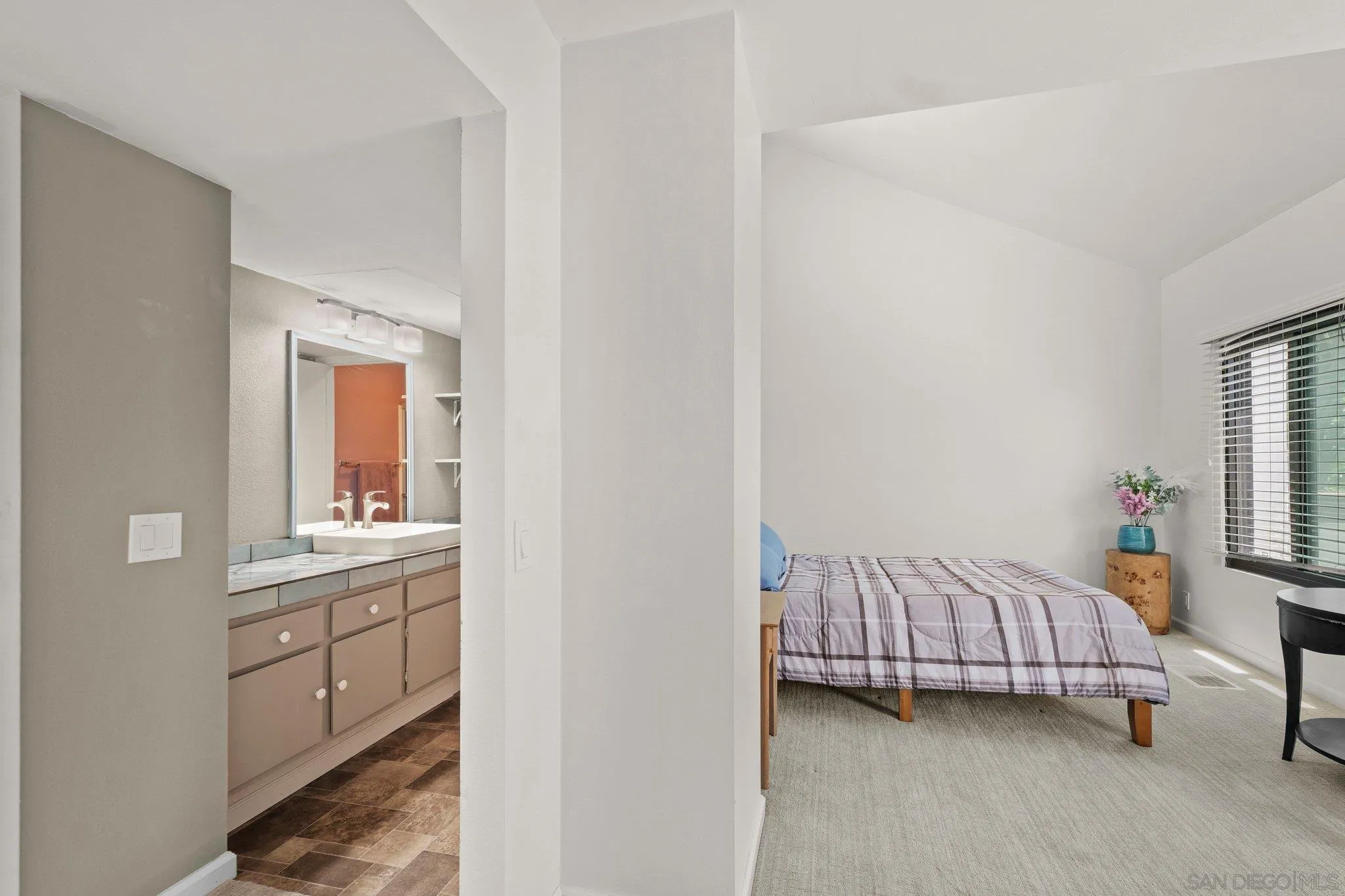 https://cdn.realtyfeed.com/cdn/127/260013362/67f0bf6cf2f11abc70ef06c0e0587ac3.webp