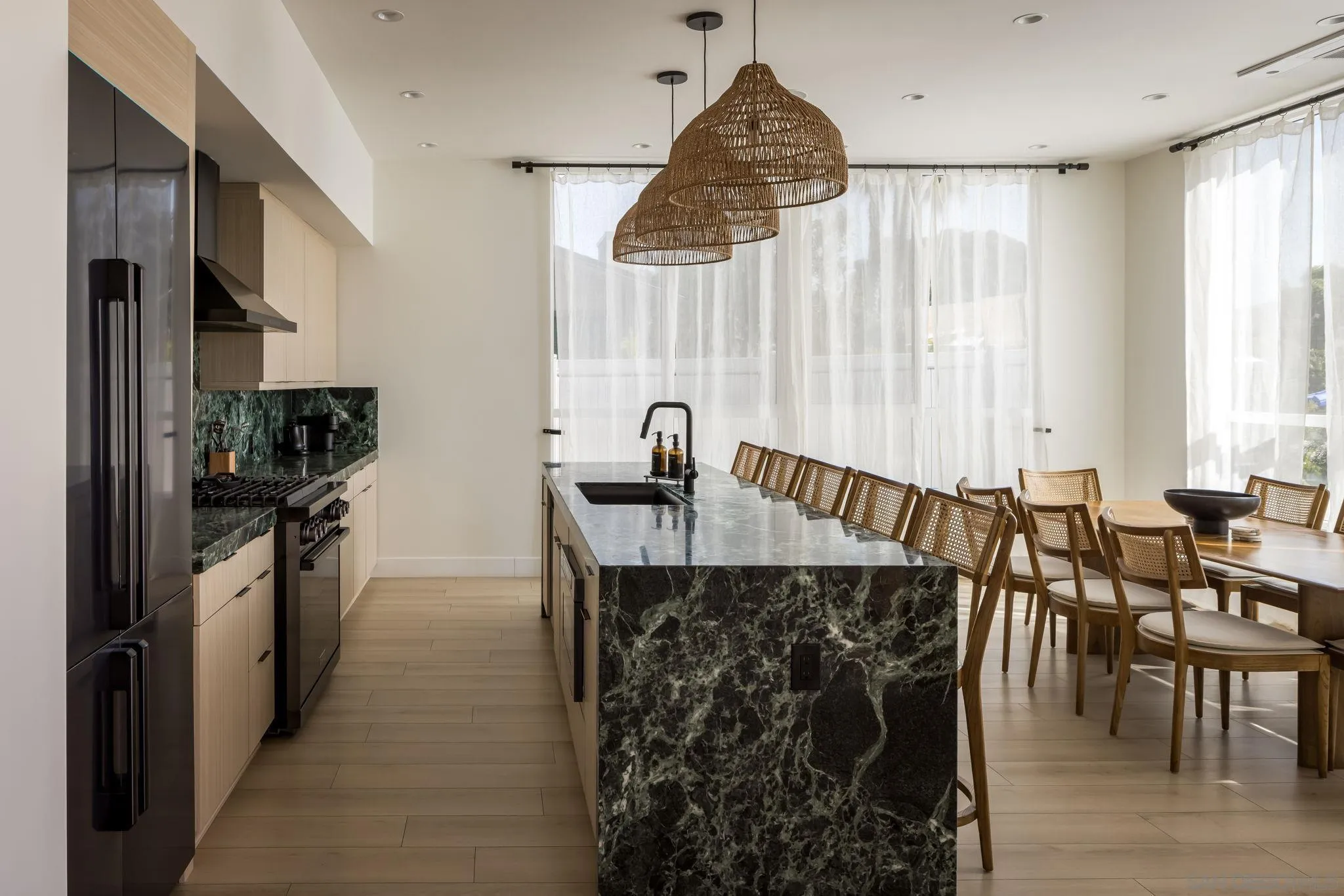 https://cdn.realtyfeed.com/cdn/127/260013367/8445e4d87614d0b461fbf10013f1ffcf.webp
