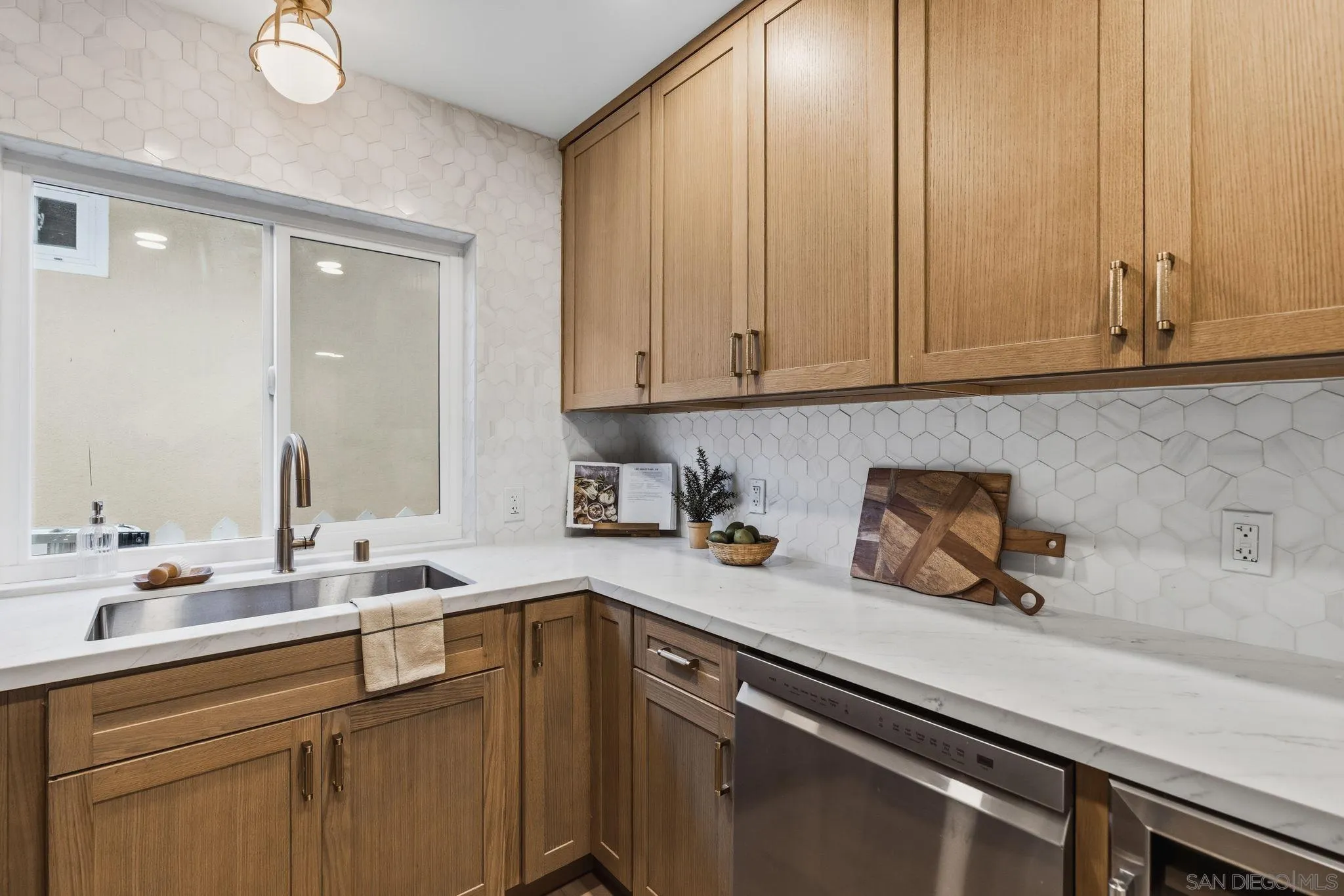 https://cdn.realtyfeed.com/cdn/127/260013379/51d3ec18404709accdb930503f431670.webp