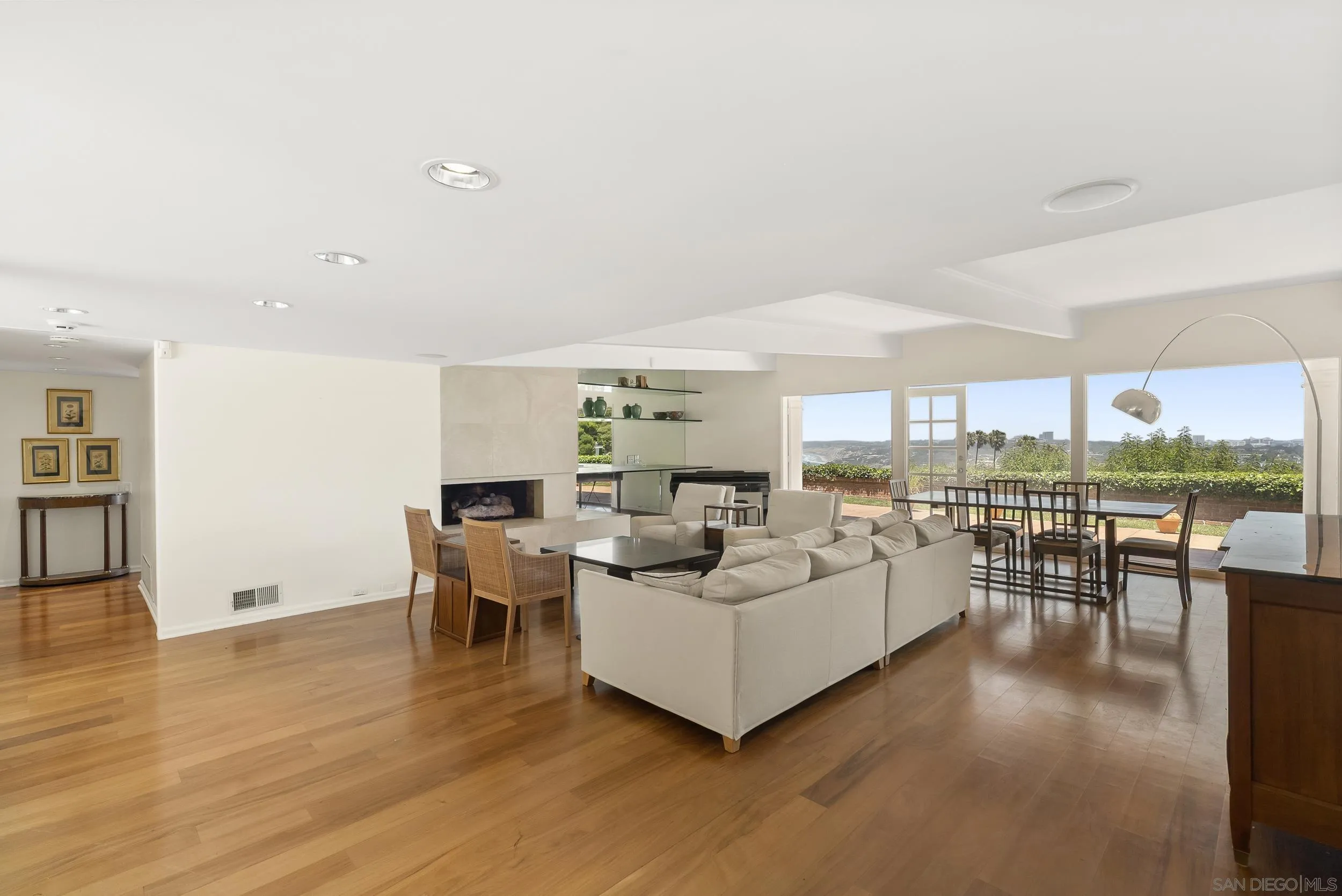 https://cdn.realtyfeed.com/cdn/127/260013386/1f5dae8b1efea5053ae7c47d5a139081.webp