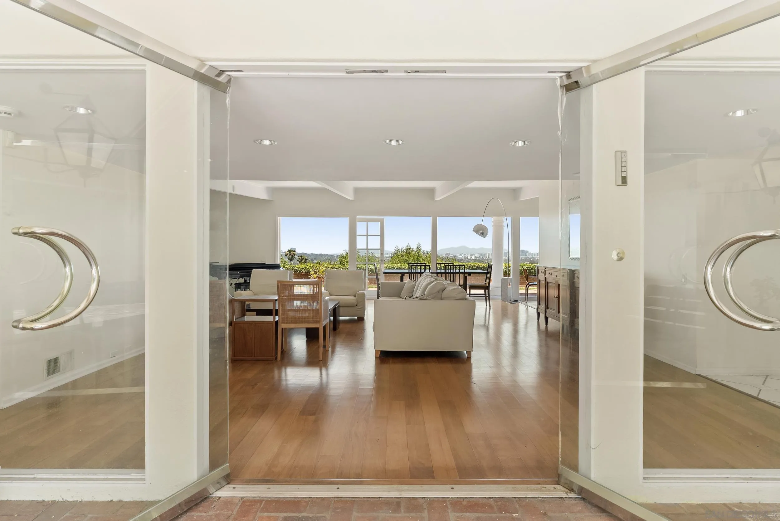 https://cdn.realtyfeed.com/cdn/127/260013386/c6f5229875ff6ca0a57f82058ed1a79c.webp