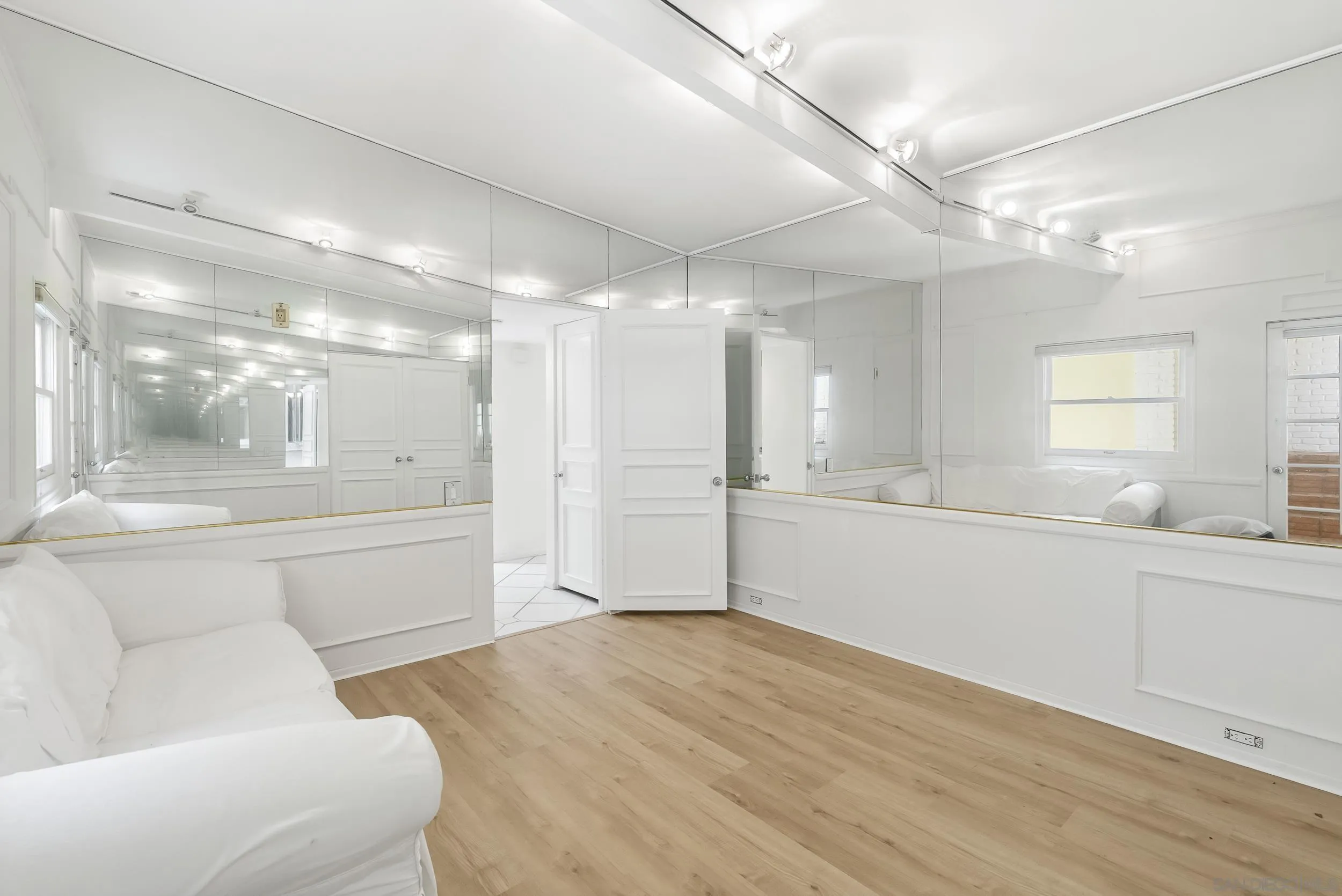 https://cdn.realtyfeed.com/cdn/127/260013386/f4a3a72806e7ca0e66ee6766f80939bf.webp