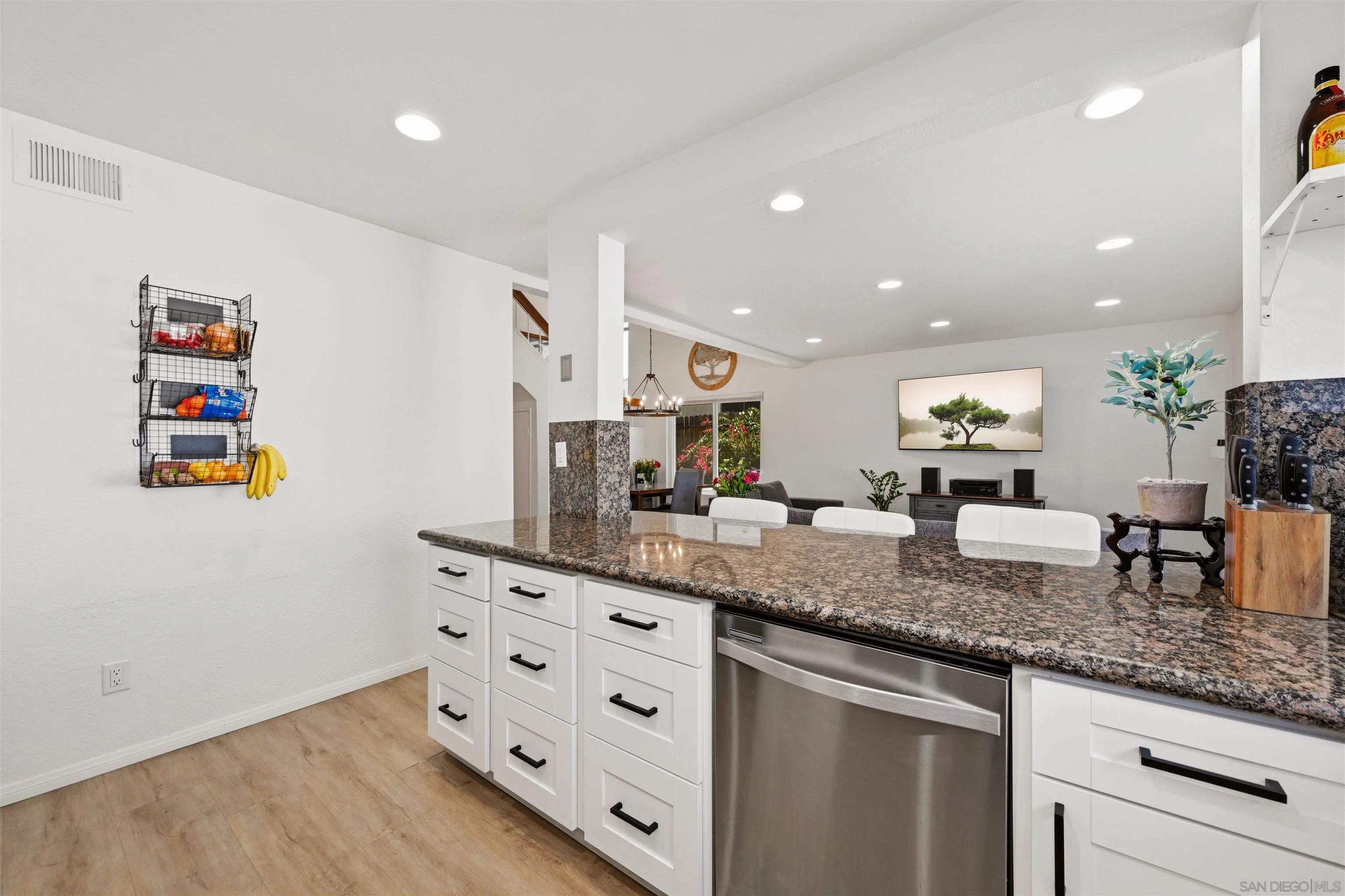Photo #8: 260013433 Listing: Photo #8