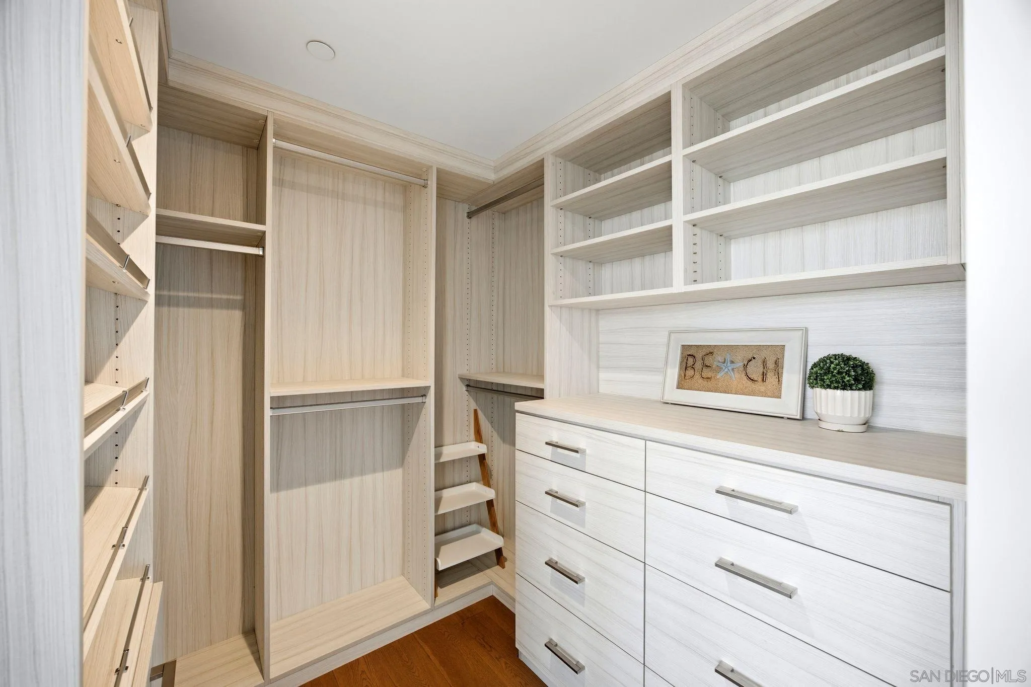 https://cdn.realtyfeed.com/cdn/127/260013435/a355bf3e026c133c8c323310a6194568.webp