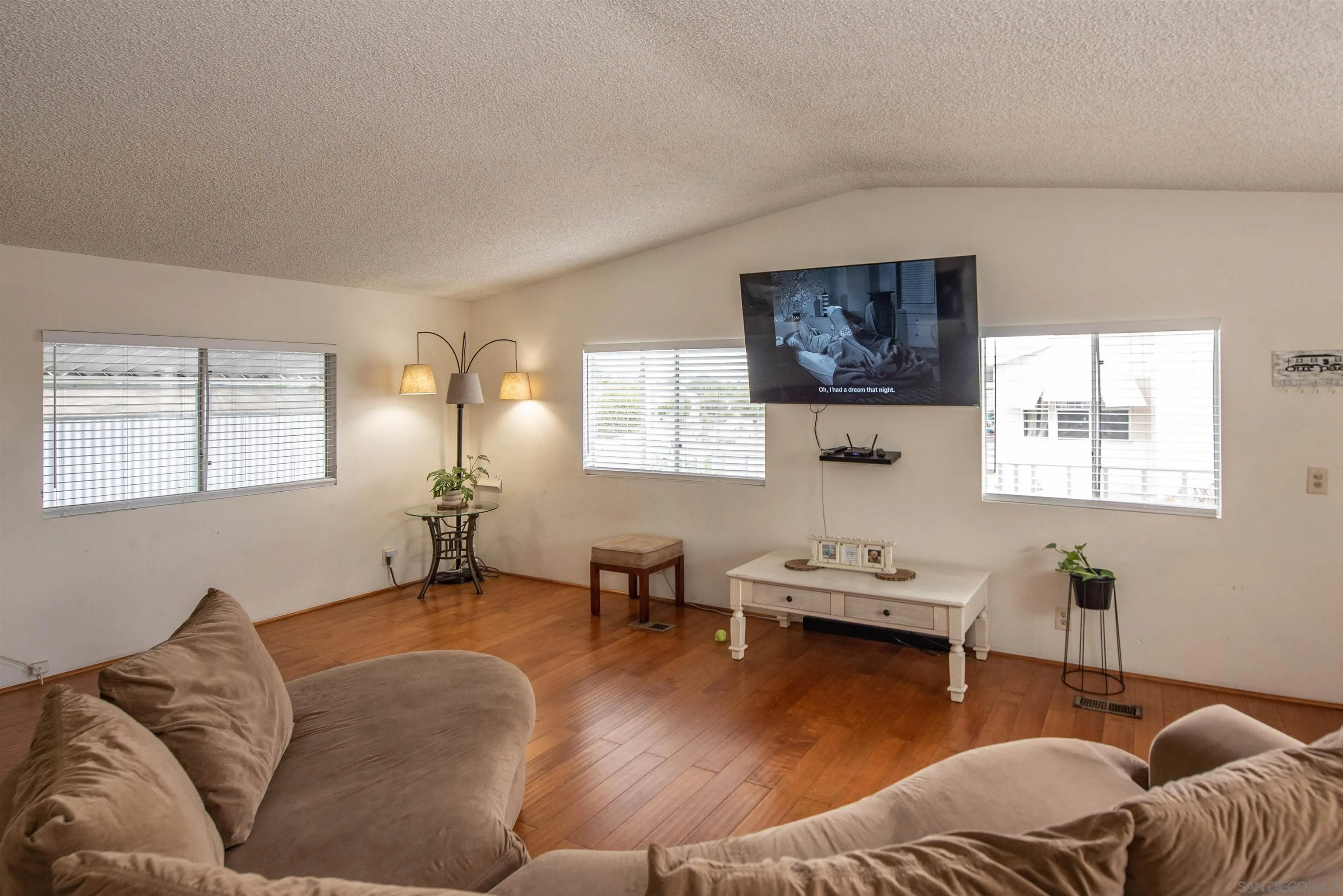 https://cdn.realtyfeed.com/cdn/127/260013445/f57a2740143deab1a4d150d7ec950bb4.webp