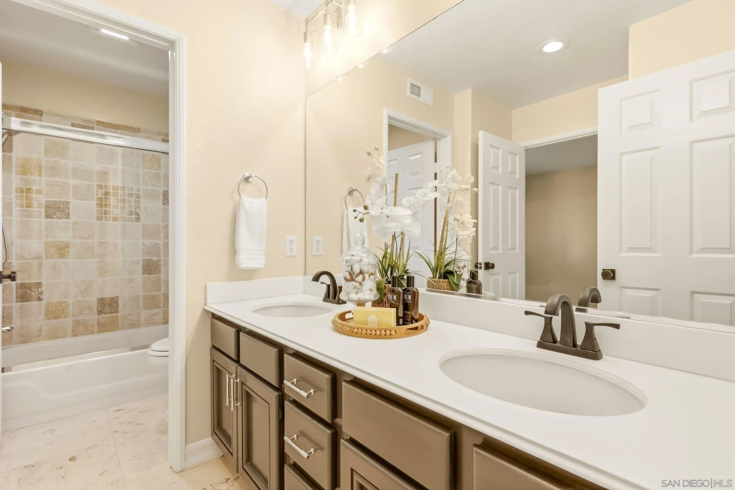 https://cdn.realtyfeed.com/cdn/127/260013458/ff06b02aece45eb75b700bc1785ad7fc.webp