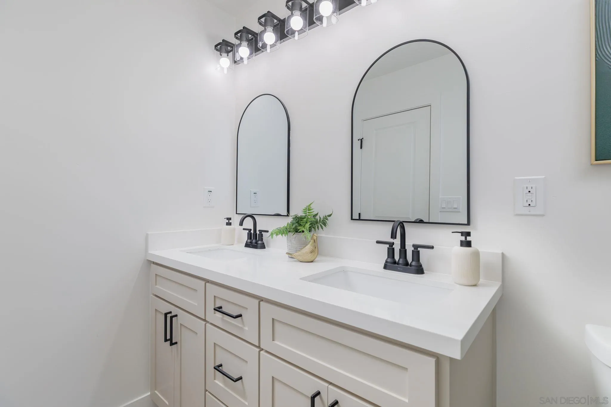 https://cdn.realtyfeed.com/cdn/127/260013468/b7709625e2f7d6ccaaf38e804740909c.webp
