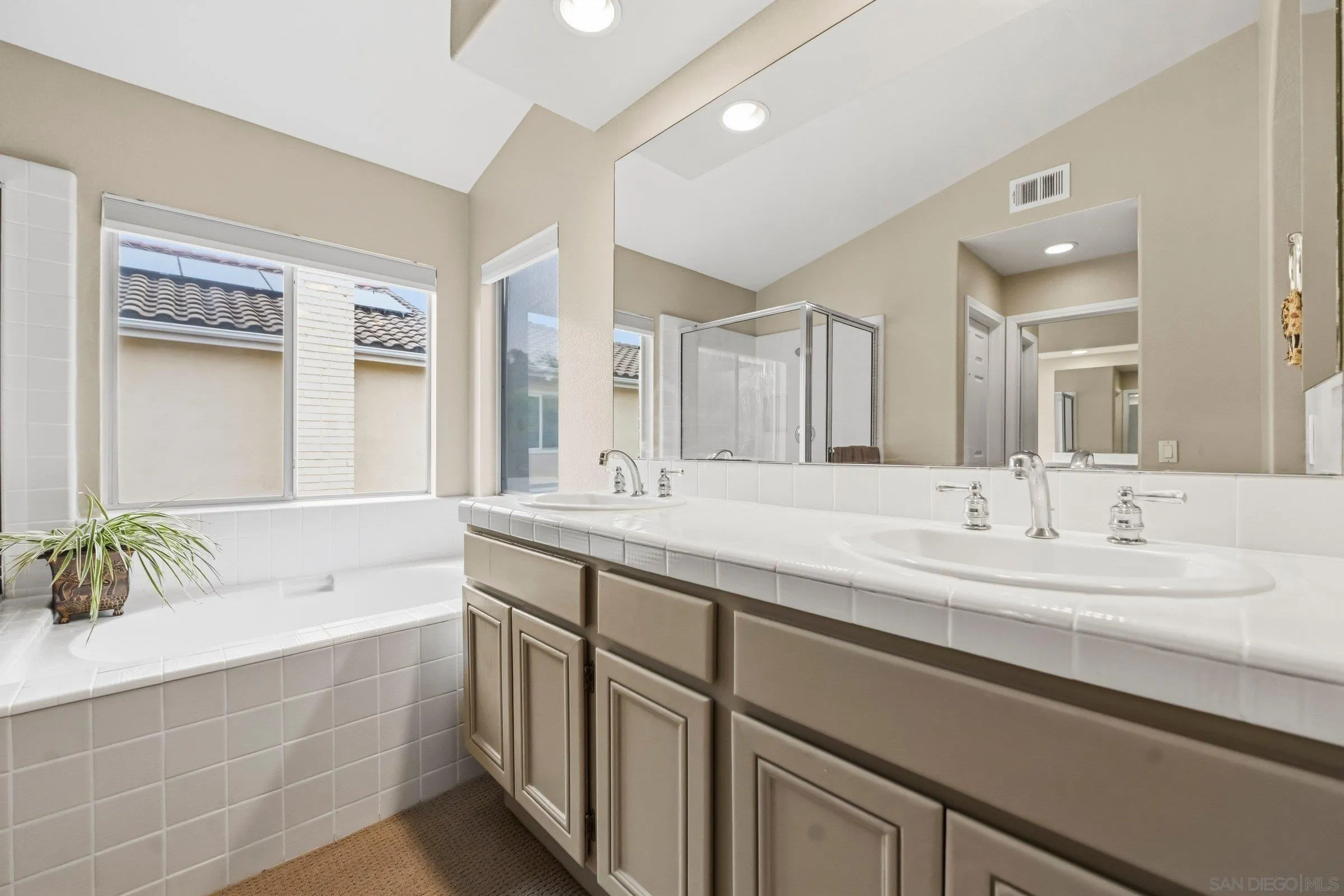 https://cdn.realtyfeed.com/cdn/127/260013473/c6be72c78907c24bb59364e36e7de643.webp