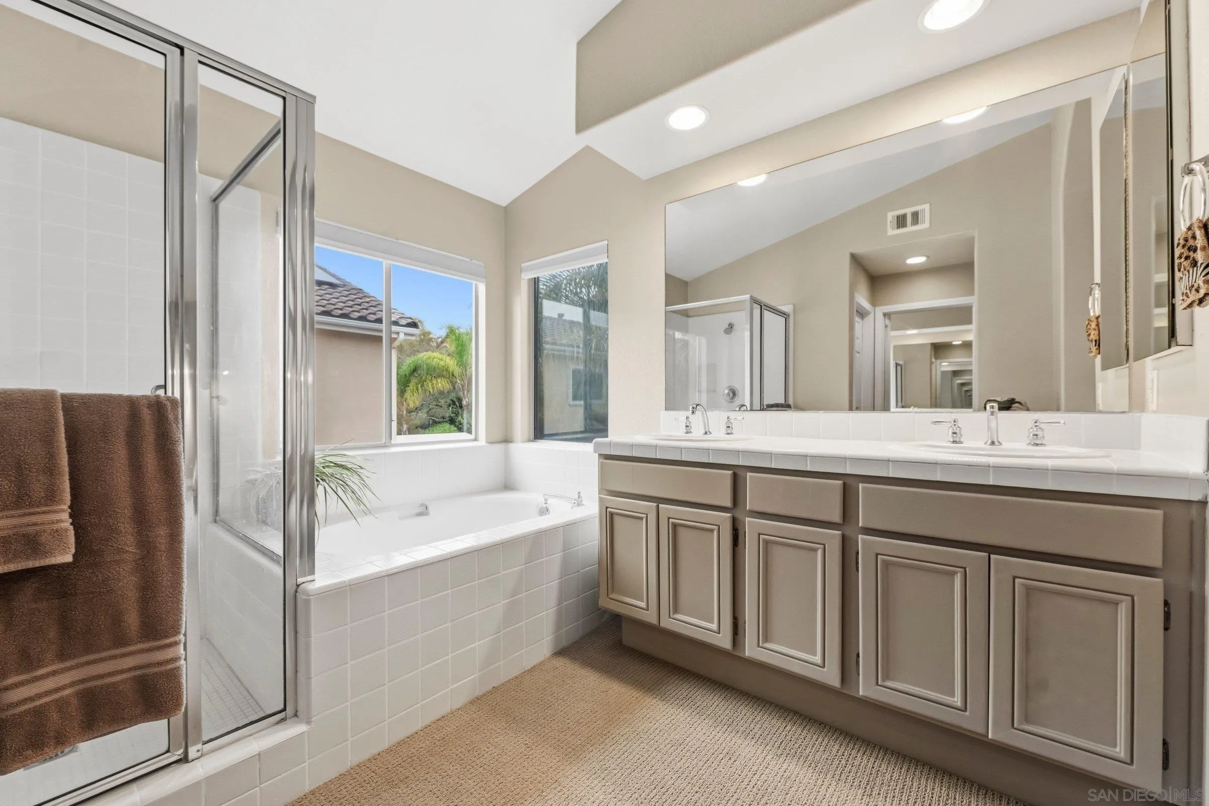 https://cdn.realtyfeed.com/cdn/127/260013473/ea63c45f5c33dd88d0fdb908c9f2efc1.webp