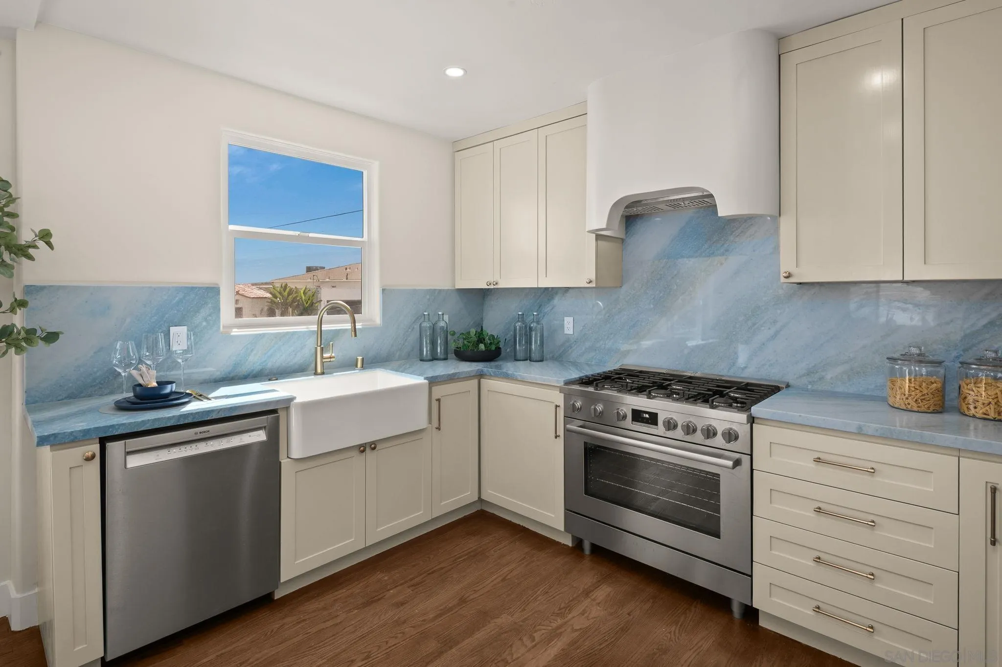 https://cdn.realtyfeed.com/cdn/127/260013479/49b148907ebd6e1a2b20ad254cf8d105.webp