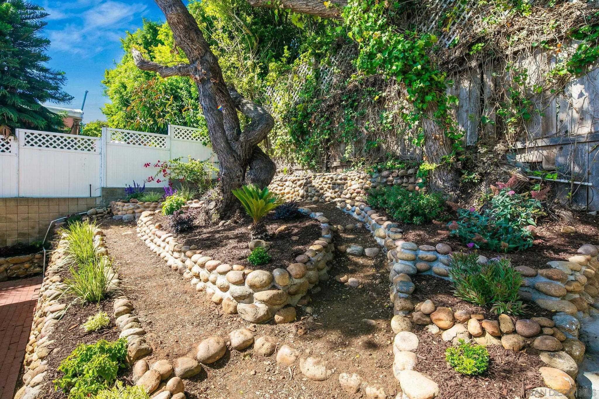 https://cdn.realtyfeed.com/cdn/127/260013479/4b248a30eef102ea31cb8aa52909d125.webp