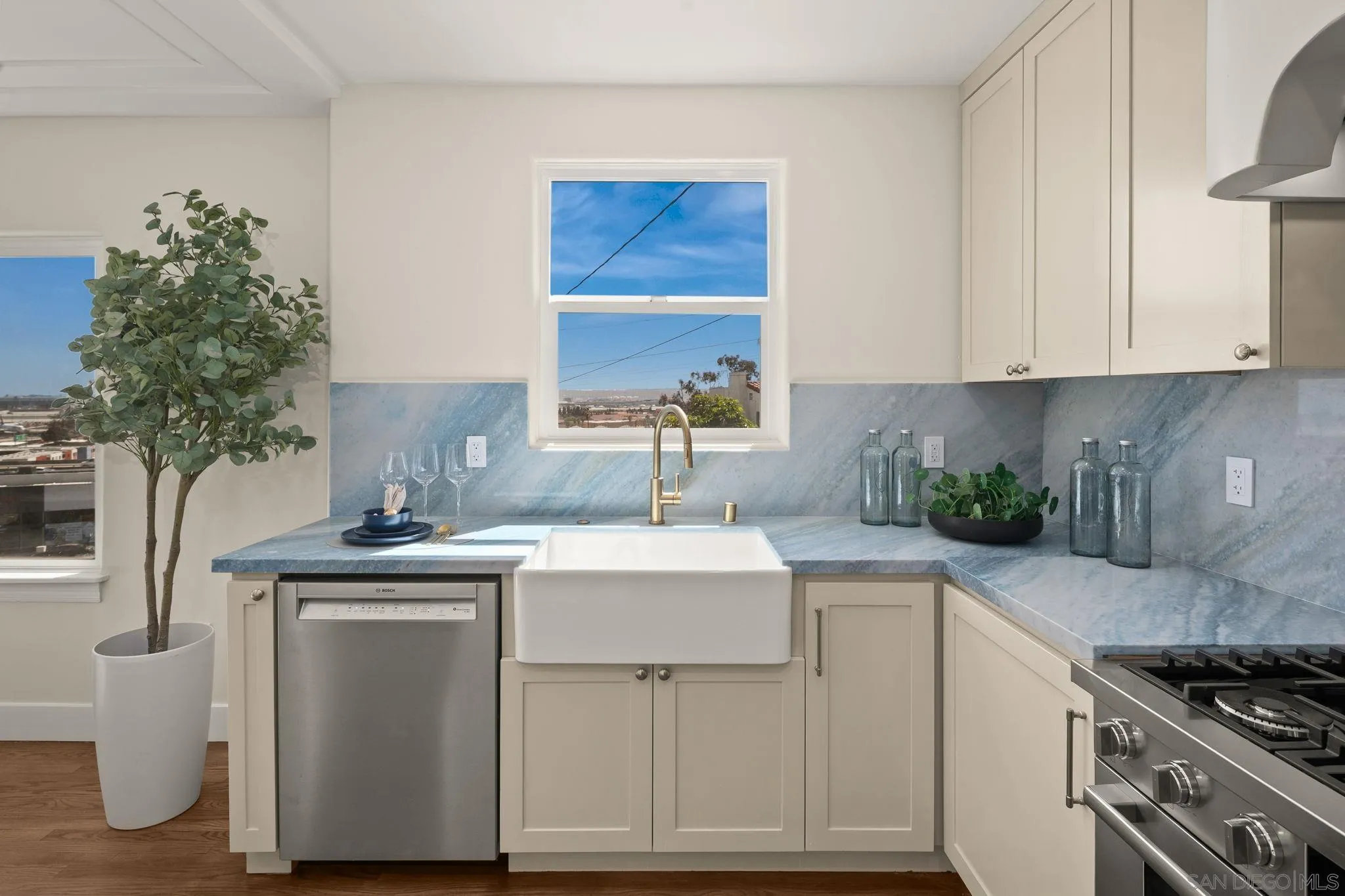 https://cdn.realtyfeed.com/cdn/127/260013479/67732f701dcd6a5d0f3791212404c8cc.webp