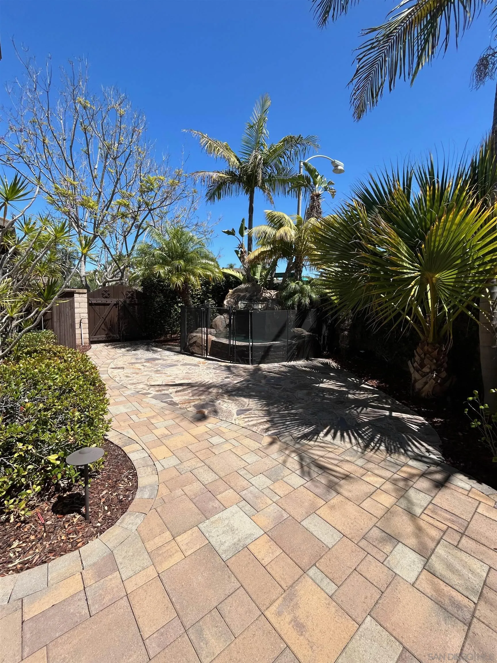 https://cdn.realtyfeed.com/cdn/127/260013486/328835b73490314668e8df5216205465.webp
