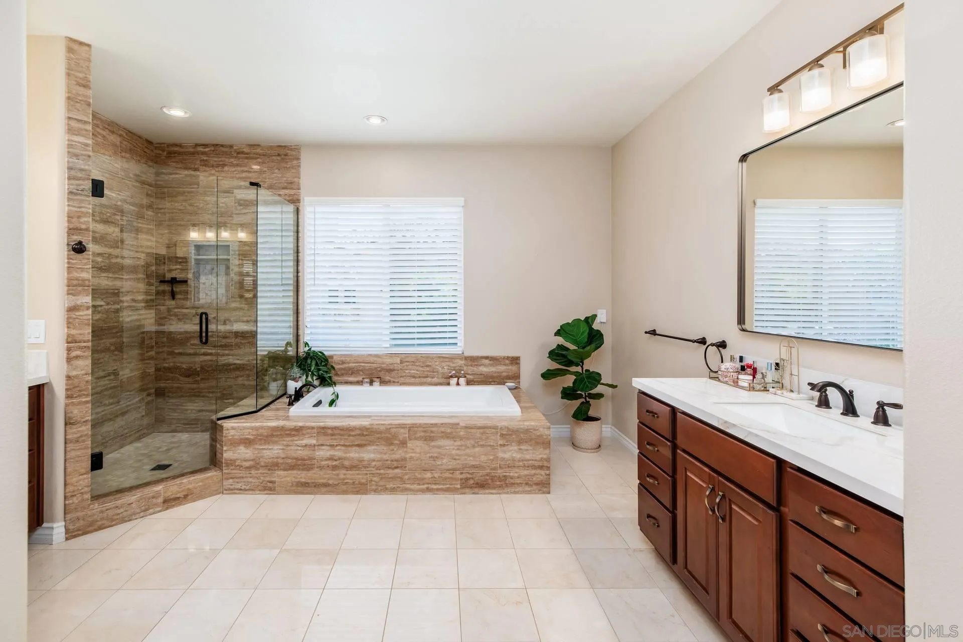 https://cdn.realtyfeed.com/cdn/127/260013486/b66cf90bde63e496e89e2766fa3068c6.webp