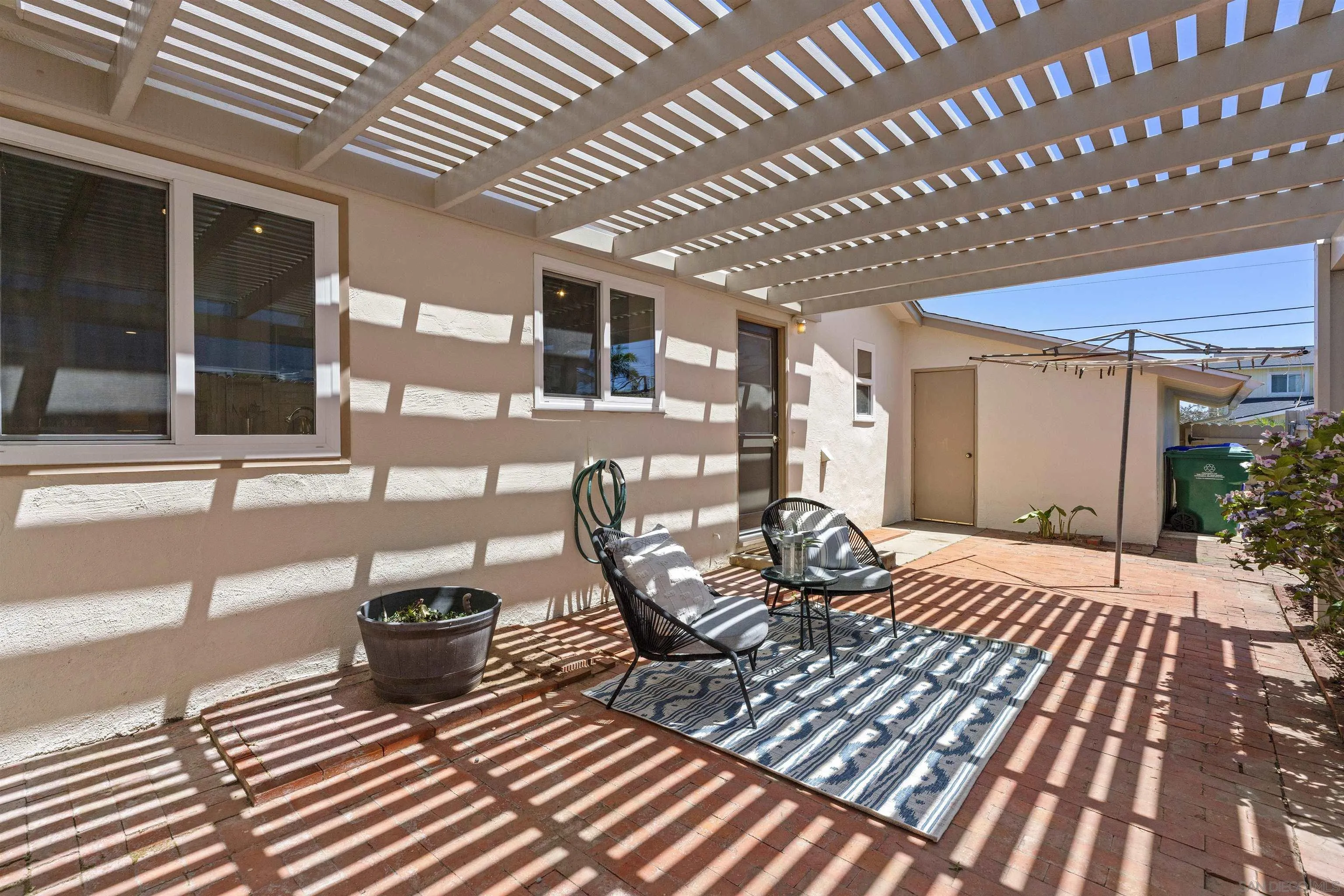 https://cdn.realtyfeed.com/cdn/127/260013512/12688ee3eca43f9c2819e7ffba8807a7.webp