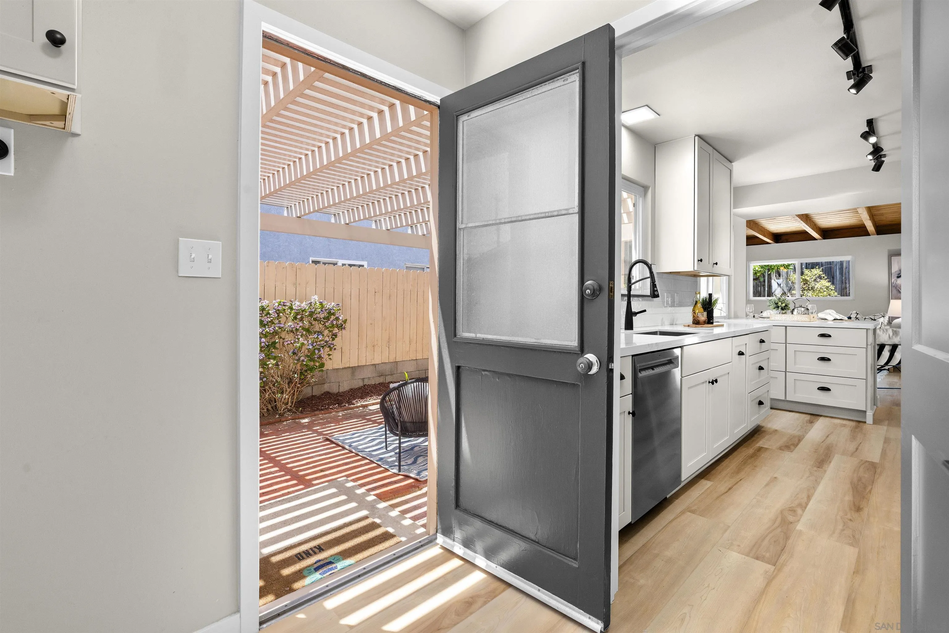 https://cdn.realtyfeed.com/cdn/127/260013512/6edbb6e6b1af2f9ef7a4bb7f8ef87524.webp