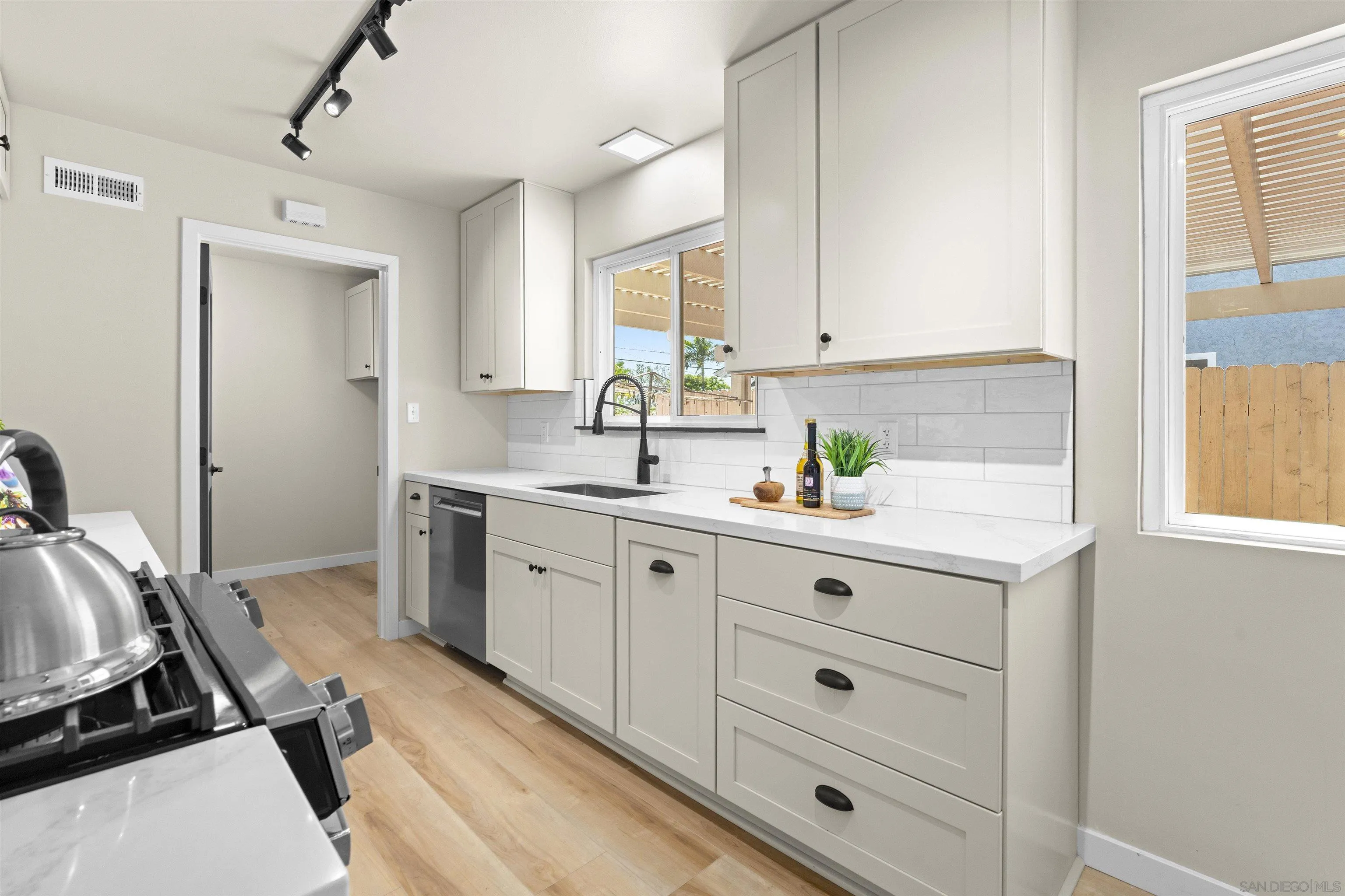 https://cdn.realtyfeed.com/cdn/127/260013512/7ab956a5394cd0223ecef917dab57767.webp